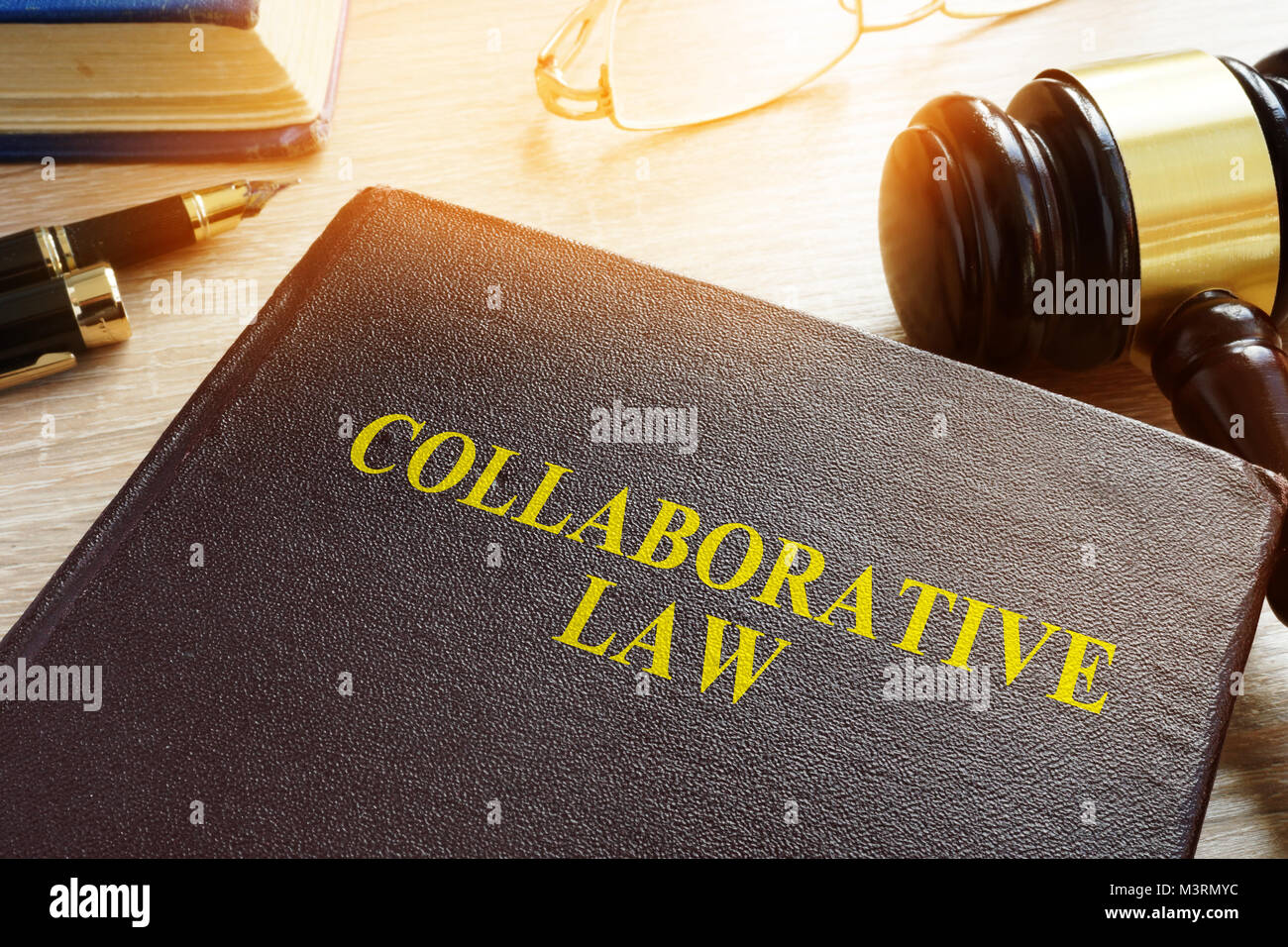 Collaborazione legge o prassi collaborativa, divorzio o di diritto di famiglia su una scrivania. Foto Stock