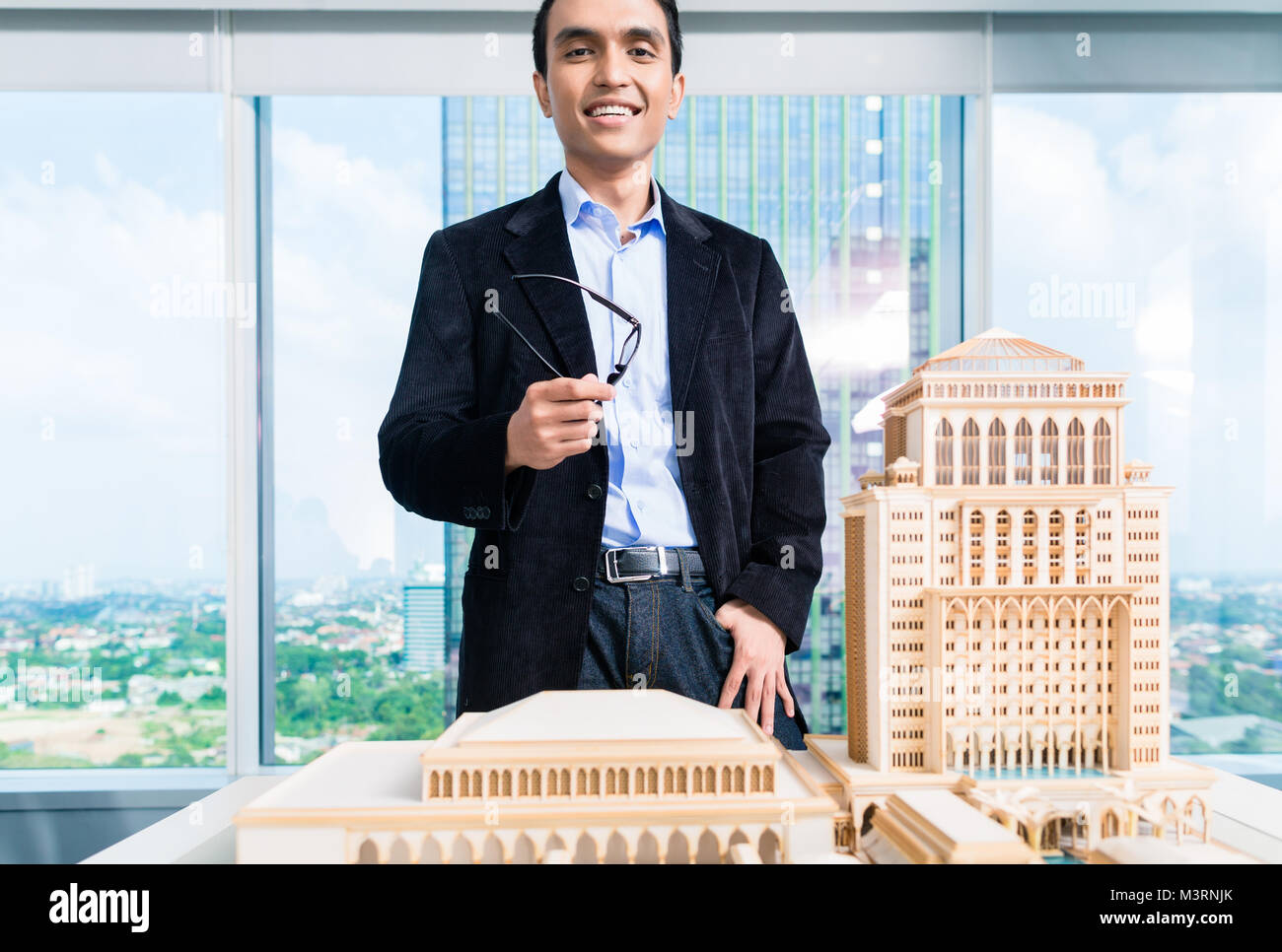 Architetto indiano con il modello di architettura Foto Stock