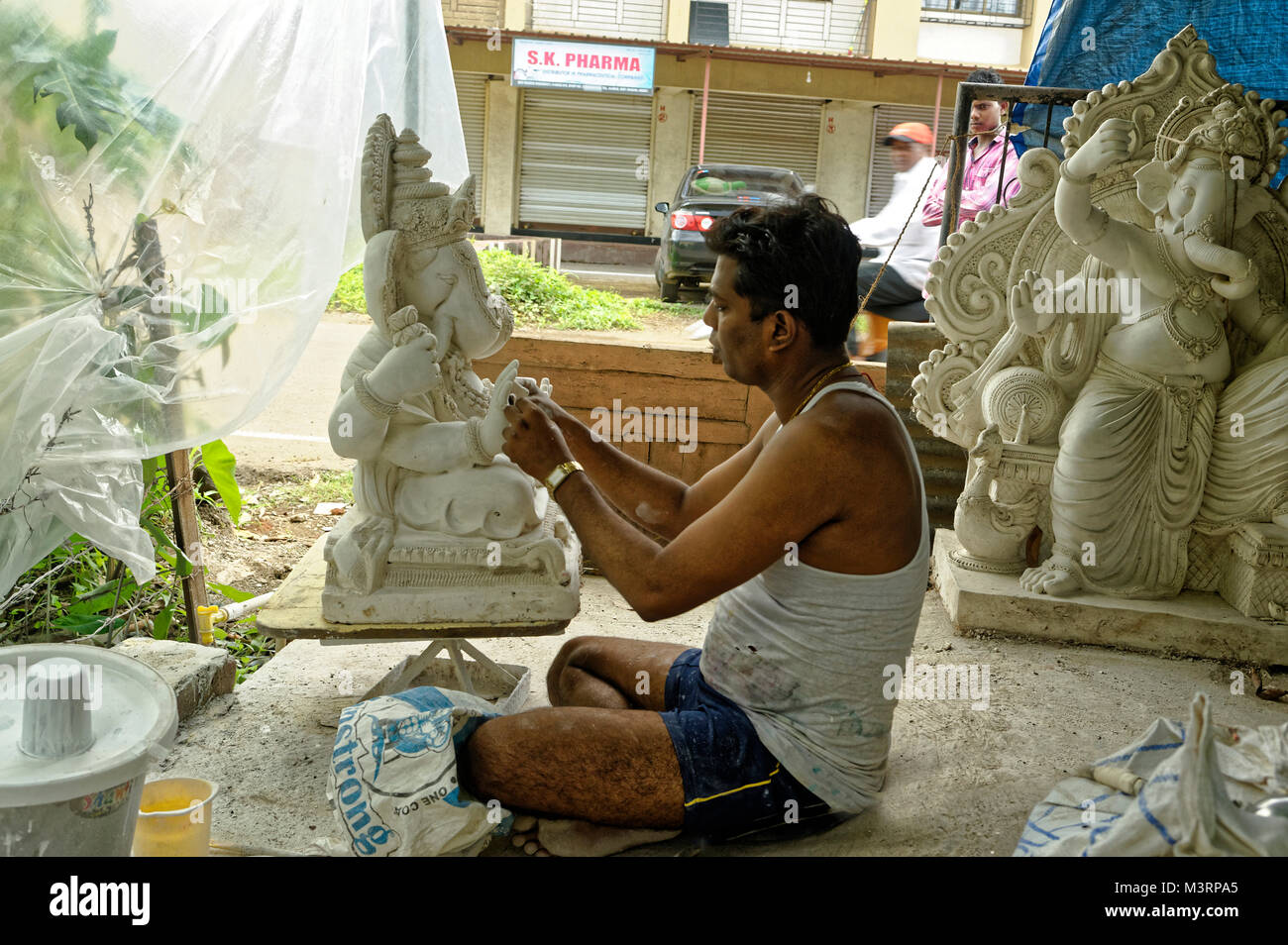 L'uomo facendo Ganesh idolo, alibag, Maharashtra, India, Asia Foto Stock