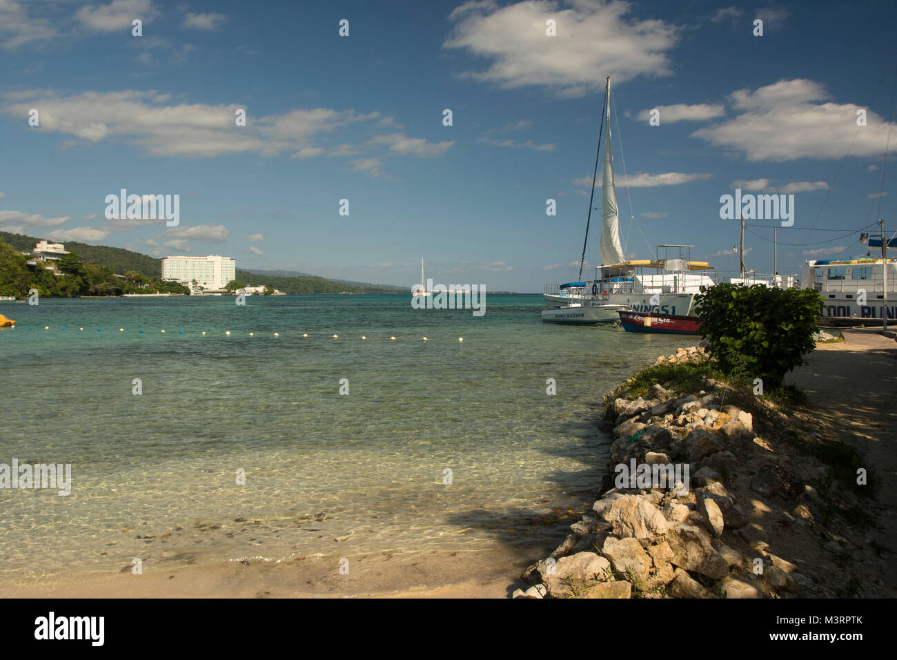 Le imbarcazioni turistiche in mare al largo di mogano, spiaggia di Ocho Rios, Giamaica, West Indies, dei Caraibi Foto Stock