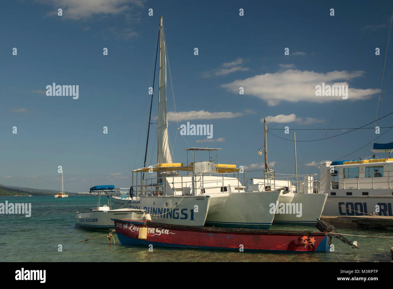 Le imbarcazioni turistiche in mare al largo di mogano, spiaggia di Ocho Rios, Giamaica, West Indies, dei Caraibi Foto Stock