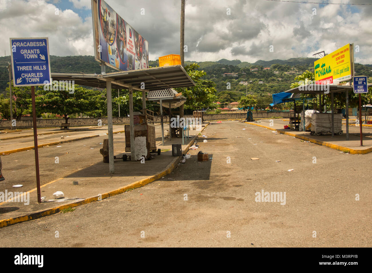 Ocho Rios bus terminus in attesa dell'afflusso di persone e bus, Ocho Rios, Giamaica, West Indies, dei Caraibi Foto Stock