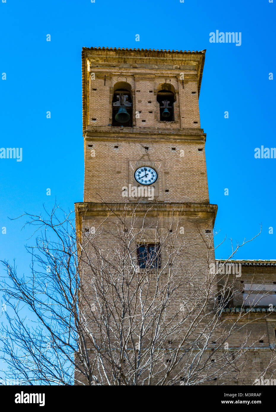 Granada, Spagna: Chiesa di orologio e torre campanaria nel quartiere Albaicin. Foto Stock