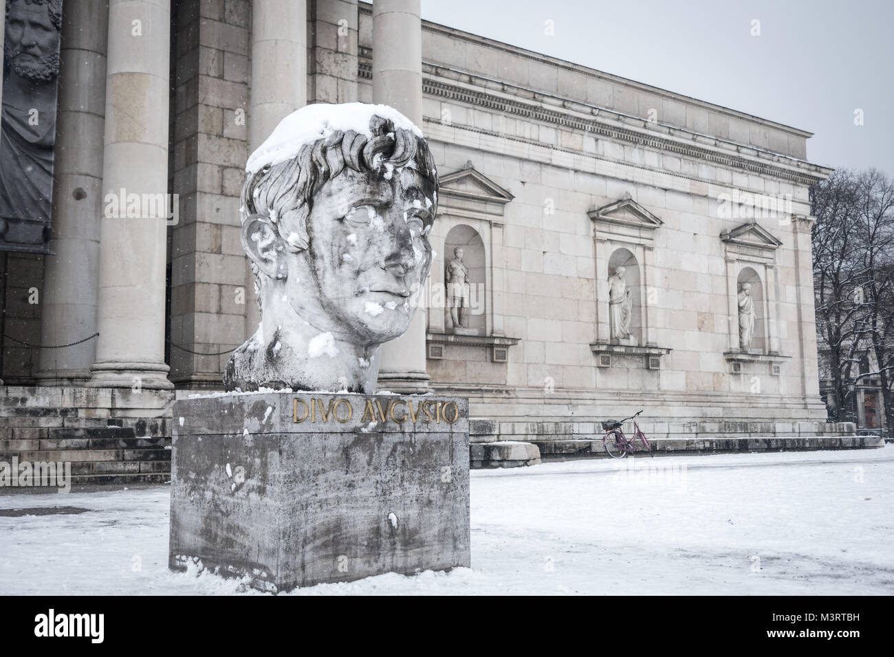 Ritratto in marmo dell'imperatore romano Augusto (Prima Porta tipo) di fronte la Glyptothek nevoso a Monaco presso la Königsplatz Foto Stock