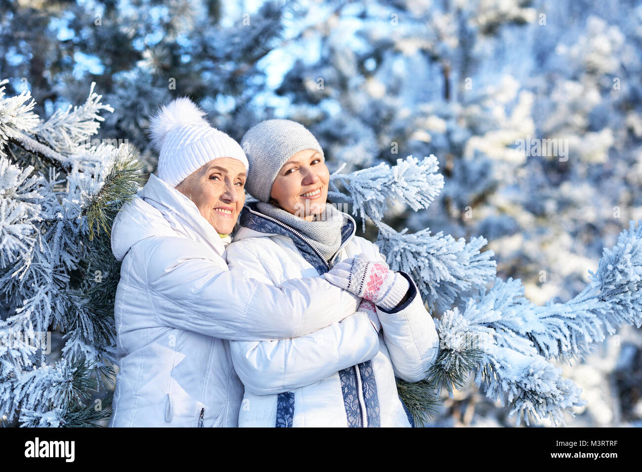 Le donne in abbigliamento invernale in posa all'aperto Foto Stock
