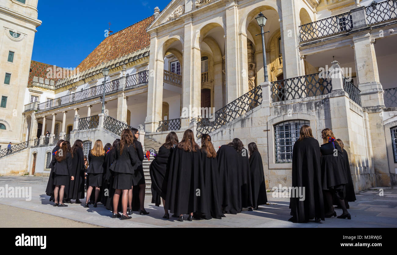 Studenti di sesso femminile in abiti neri all'Università di Coimbra, Portogallo Foto Stock