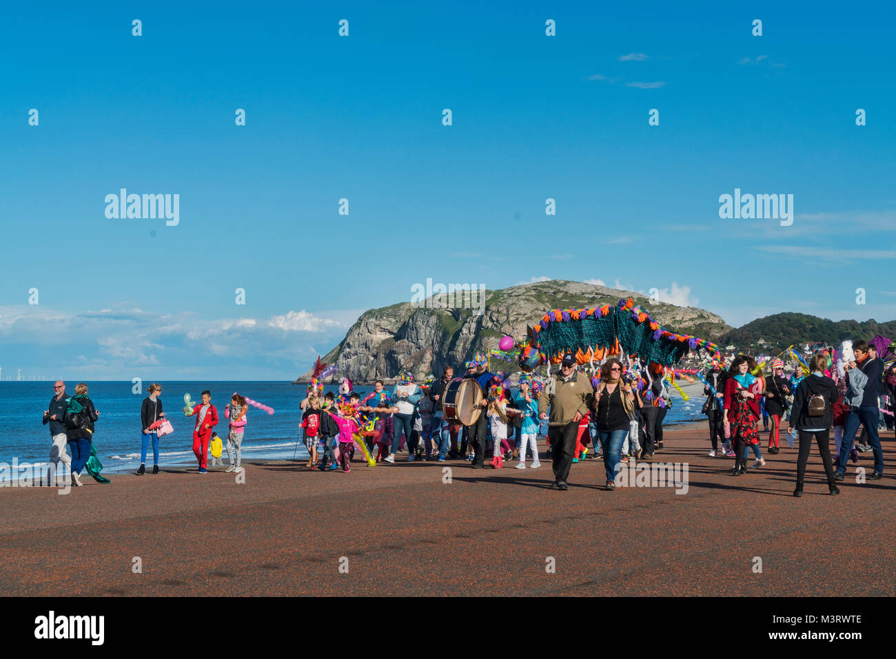LLandudno promenade teatro per bambini processione, guardando a nord a poco ORM, lungomare, la spiaggia, il Galles del Nord, Regno Unito Foto Stock LLandudno promenade teatro per bambini processione, guardando a nord a poco ORM, lungomare, la spiaggia, il Galles del Nord, Regno Unito Foto Stock
