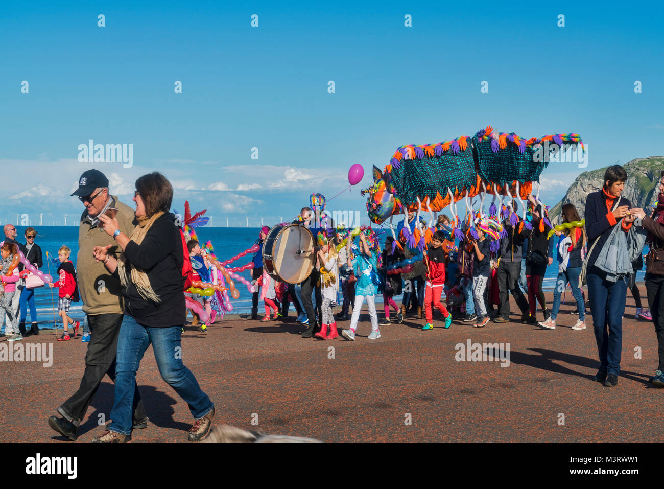 LLandudno promenade teatro per bambini processione, guardando a nord a poco ORM, lungomare, la spiaggia, il Galles del Nord, Regno Unito Foto Stock LLandudno promenade teatro per bambini processione, guardando a nord a poco ORM, lungomare, la spiaggia, il Galles del Nord, Regno Unito Foto Stock