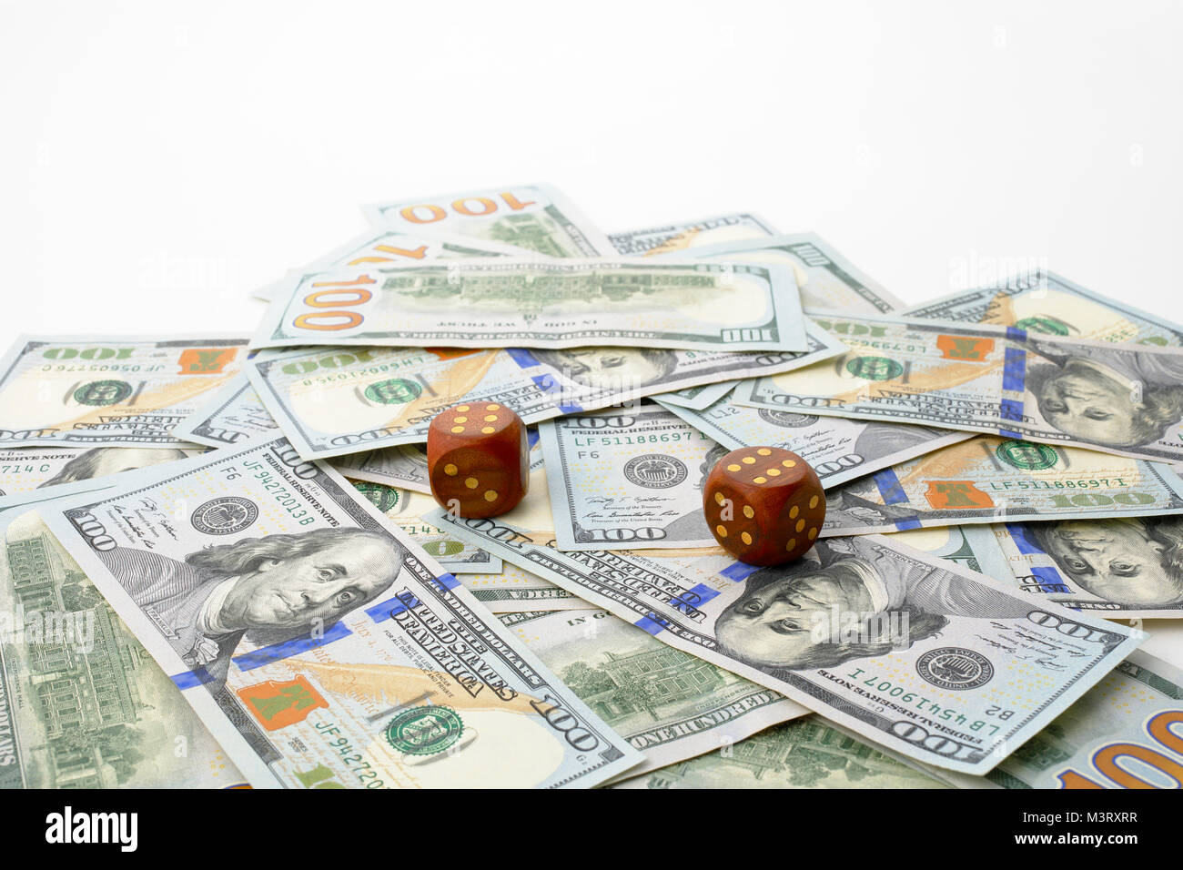 Un centinaio di dollari le banconote e due fortunati dadi. concetto di gioco e fortuna. Foto Stock