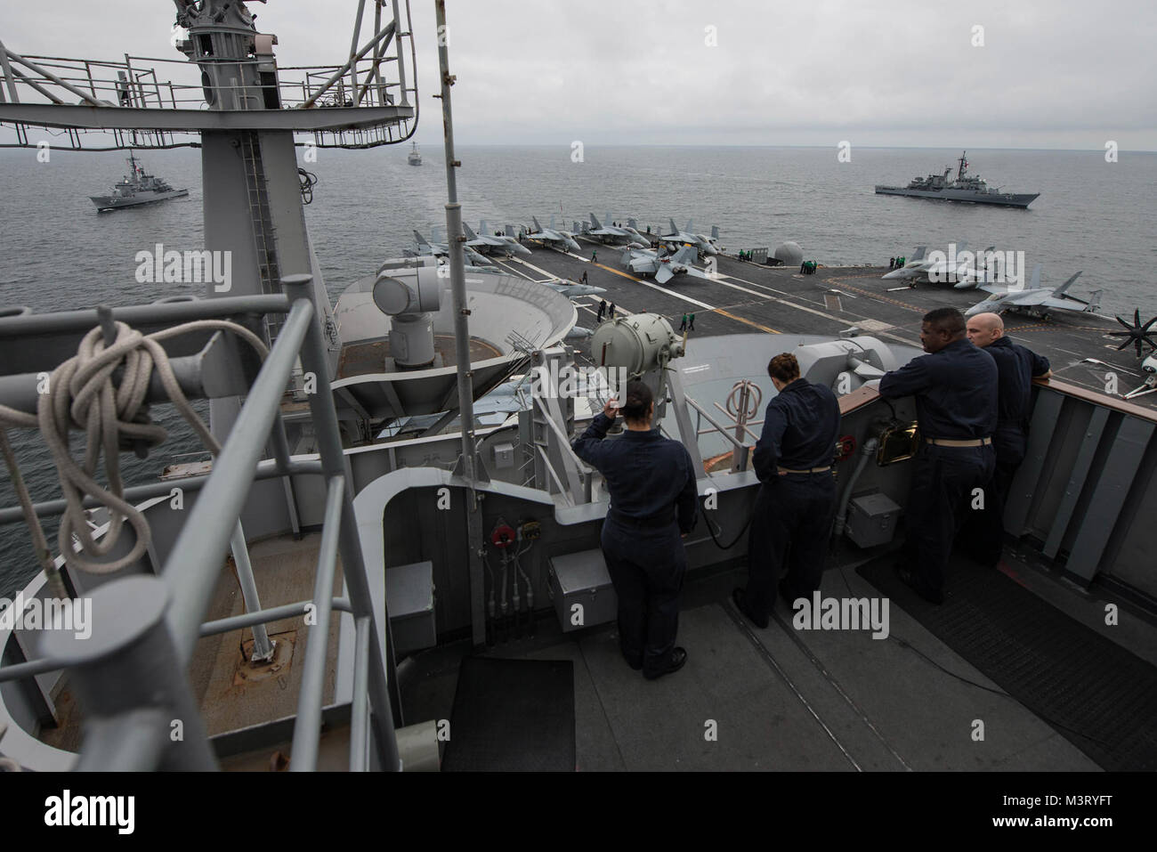 151002-N-WO404-147 OCEANO PACIFICO (ott. 2, 2015) marinai osservare dal segnale bridge come Arleigh Burke-class destroyer USS Chafee (DDG 90), centro, manovre in formazione con Marina peruviana Carvajal-fregate della classe Villavisencio BAP (FM 52) e BAP Mariategui (FM 54) come loro di partecipare in una foto esercizio con portaerei USS George Washington (CVN 73). Washington è attualmente implementata come una parte di Mari del Sud 2015. L'ottava la distribuzione del suo genere, i mari del Sud 2015 mira a migliorare l'interoperabilità, aumentare la stabilità regionale e creare e mantenere relazioni a livello regionale con c Foto Stock