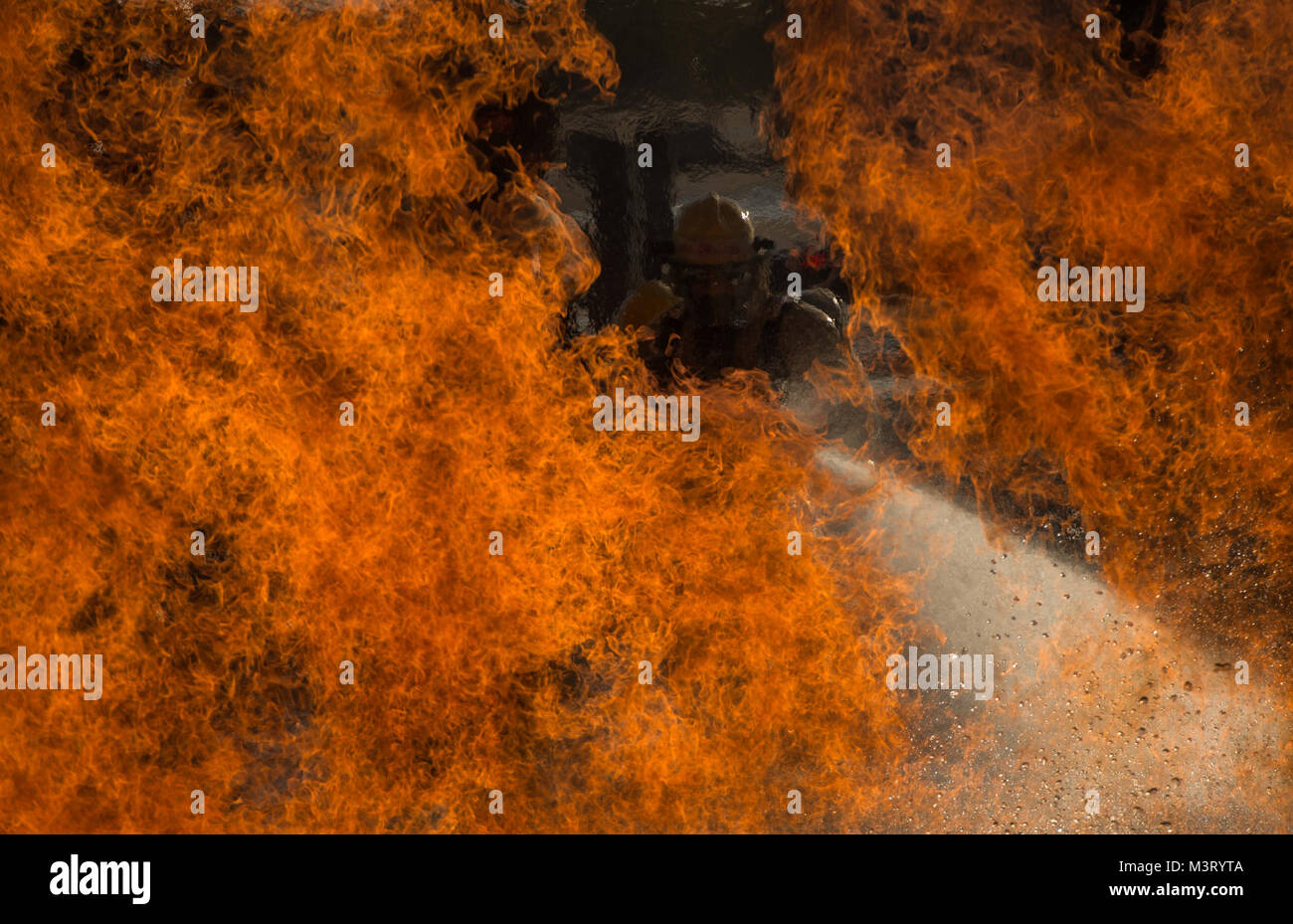 Tre studenti militare assegnato al 312Training Squadron battaglia un incendio durante un liquido scenario di incendio al Louis F. Garland Dipartimento della Difesa Fire Academy, Ott. 19, 2015. Durante il fuoco liquido di formazione, gli studenti ruotare attraverso 3-uomo iterazioni di bassa e alta incendi mentre si muove attraverso l'acqua. Il DOD comune scuola è compreso di Air Force, Esercito, Marina, Marine e di servizio civile gli studenti. (U.S. Air Force foto di/Staff Sgt. Vernon giovani Jr.) 151019-F-IO684-366 da AirmanMagazine Foto Stock
