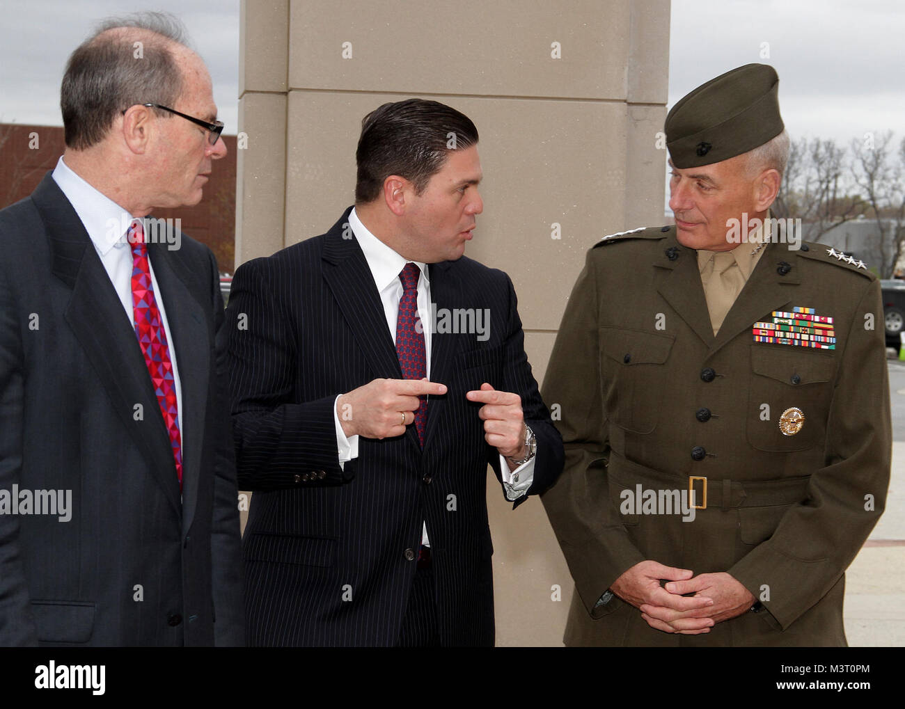 Da sinistra, Micheal Micklaucic, Senior Research Fellow presso il National Defence University e editor di prisma; U.S. Marine gen. John Kelly, comandante della U.S. Comando Sud; e ambasciatore colombiano negli Stati Uniti Juan Carlos Pinzón, converse prima dell'inizio di un evento presso il National Defence University di Washington D.C., nov. 18, la marcatura del rilascio di una speciale Emisfero Occidentale edizione del prisma, una sicurezza trimestrale ufficiale pubblicato dalla università del centro per operazioni complesse. Più di una dozzina di esperti governativi, della difesa, del mondo accademico, think tanks e international o Foto Stock