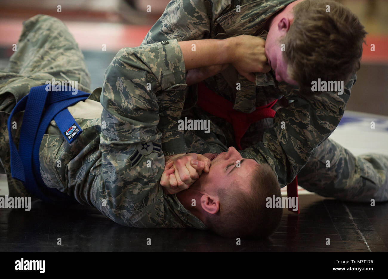 Stati Uniti Air Force aviatori bout durante una missione 7 supportano i comandi (MSC) esercito torneo Combatives situato a Kleber Kaserne, Repubblica federale di Germania il 4 dicembre 2015. Il torneo ha dato soldati e aviatori un opportunità di imparare l uno dall altro e applicare le loro competenze combatives contro altri concorrenti. (DoD News foto da TSgt Brian Kimball) 151204-F-QP401-124 dal DoD Notizie Foto Foto Stock