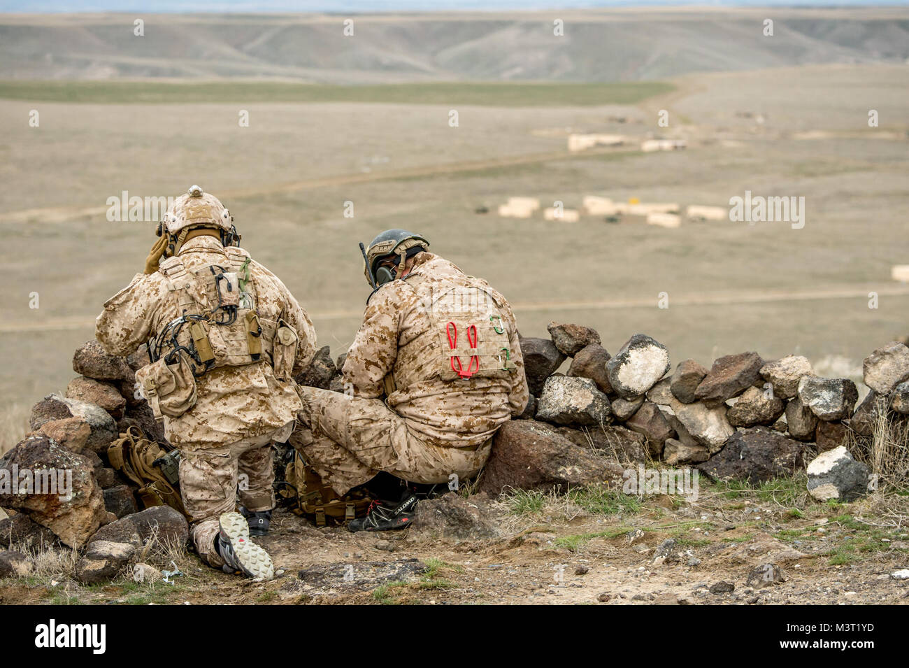 Il morsetto di giunzione le centraline di attacco (JTAC) del Naval Special Warfare Group 1, eseguire il test dell'aria vicino le funzionalità di supporto del F-35A in gamma marinaio, parte della montagna Home Air Force Base complessa, Idaho, Feb 16, 2016. 6 Prova di funzionamento e valutazione F-35s e più di 85 avieri del 31 Test e valutazione Squadron, una unità locataria alla Edwards Air Force Base in California, si recò a casa di montagna AFB per condurre la prima distribuzione simulata prova del F-35A, specificatamente per eseguire tre principali capacità operativa iniziale missione imposta: la soppressione delle difese aeree nemiche, vicino un Foto Stock