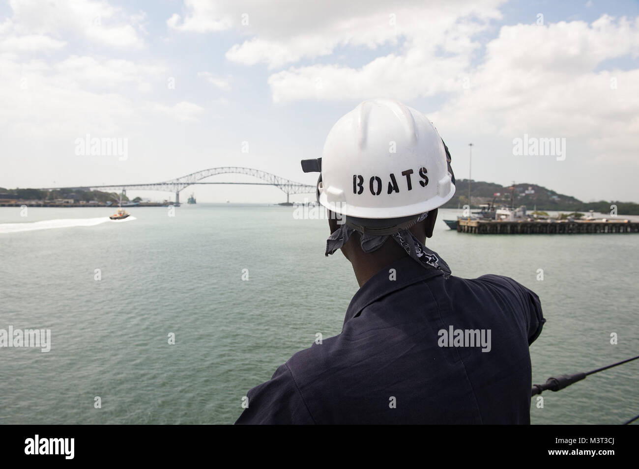 160404-N-MD297-016 PANAMA CITY (4 aprile 2016) - di Boatswain mate 1. Classe Tyrone Williams, assegnato all'Arleigh Burke-class guidato-missile destroyer USS Lassen (DDG 82), guarda il ponte delle Americhe in quanto la nave si allontana Panama City dopo una visita di porta. Lassen è attualmente in corso a sostegno del funzionamento Martillo, un' operazione congiunta con gli Stati Uniti Guardia costiera e nazioni partner entro il 4 ° Flotta area di responsabilità. Funzionamento Martillo è guidato da Joint interagenzie Task Force sud, a sostegno degli Stati Uniti Comando Sud. (U.S. Foto di Marina di Massa lo specialista di comunicazione 2 Foto Stock