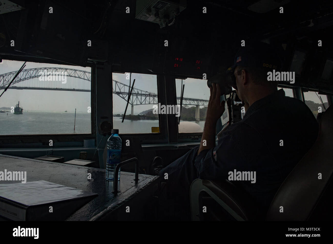 160404-N-MD297-027 PANAMA CITY (4 aprile 2016) - Cmdr. Thomas Chekouras, delegato della Arleigh Burke-class guidato-missile destroyer USS Lassen (DDG 82), guarda il ponte delle Americhe in quanto la nave si allontana Panama City dopo una visita di porta. Lassen è attualmente in corso a sostegno del funzionamento Martillo, un' operazione congiunta con gli Stati Uniti Guardia costiera e nazioni partner entro il 4 ° Flotta area di responsabilità. Funzionamento Martillo è guidato da Joint interagenzie Task Force sud, a sostegno degli Stati Uniti Comando Sud. (U.S. Foto di Marina di Massa lo specialista di comunicazione 2a classe Huey Foto Stock