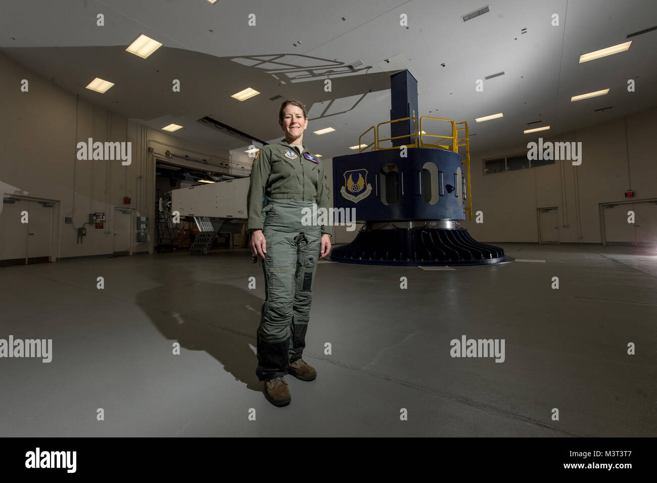 Col. Kathryn Hughes, un pilota-medico e direttore, umani di integrazione dei sistemi, 711th Prestazioni Umane ala, si siede sulle scale di una centrifuga a Wright-Patterson Air Force Base, Ohio, 22 aprile 2016. Hughes, una A-10 Thunderbolt II pilota, è stato strumentale nell'integrazione della completa copertura G-vestito nella Air Force inventario. (U.S. Air Force foto/Master Sgt. Brian Ferguson) 160422-F-BP133-048.jpg da AirmanMagazine Foto Stock