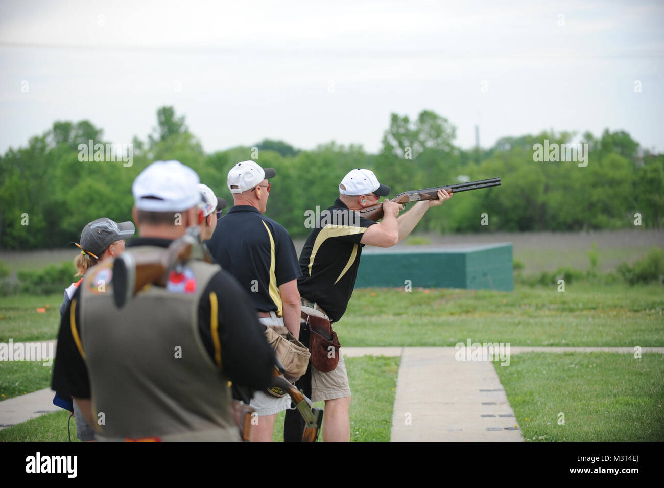 Esercito Skeet membro del team e capitano della squadra, il Mag. David Guida, germogli skeet durante il 2016 le Forze Armate Skeet campionati. Cinque giorni di gara si è svolta 9-13 Maggio 2016 a Nashville Gun Club Tennessee argilla complesso di bersaglio, vicino alla città di Nashville, Tennessee. DoD (foto) 160509-D-FW736-021 dal DoD Notizie Foto Foto Stock