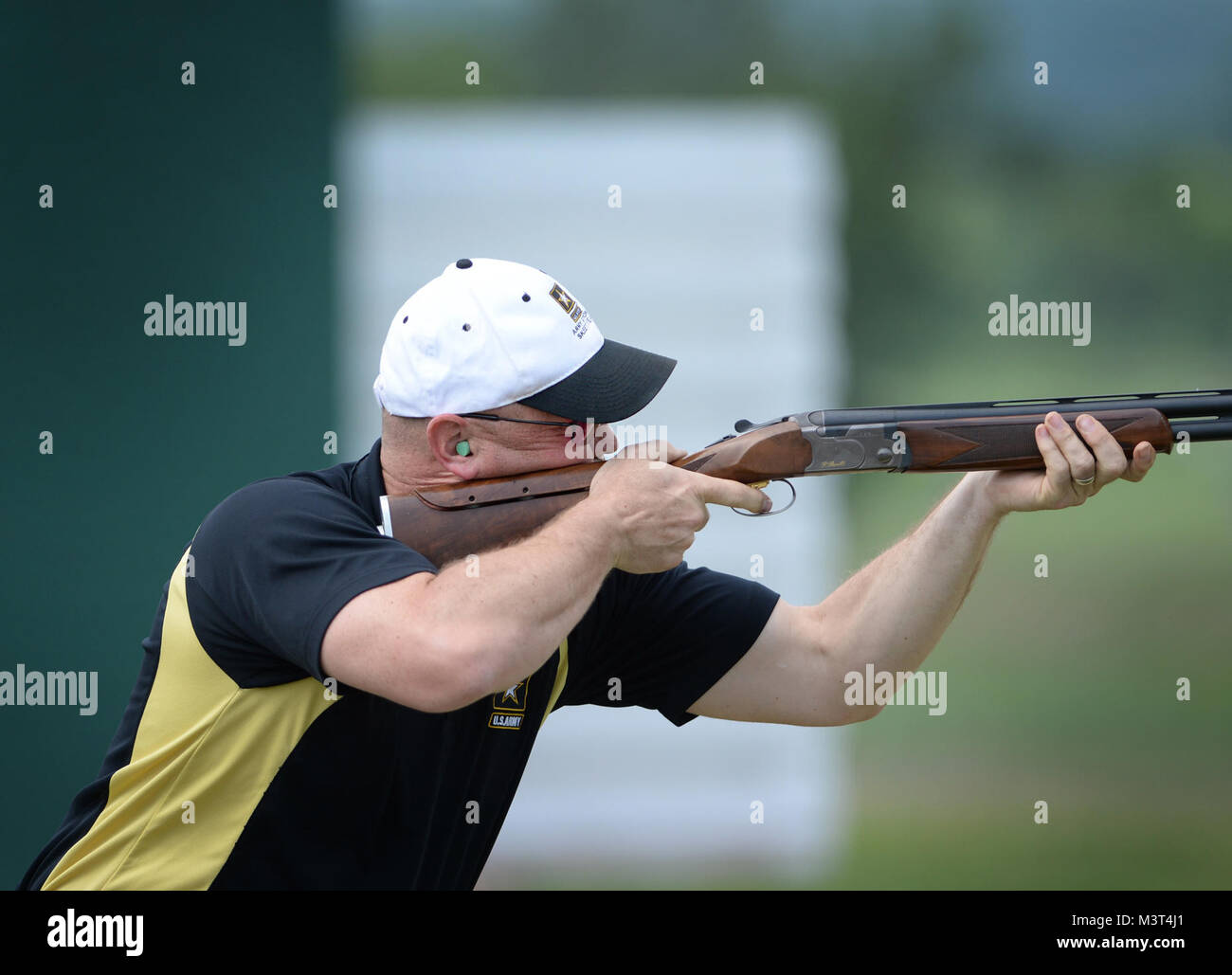 Esercito Skeet membro del team e capitano della squadra, il Mag. David Guida, germogli skeet durante il 2016 le Forze Armate Skeet campionati. Cinque giorni di gara si è svolta 9-13 Maggio 2016 a Nashville Gun Club Tennessee argilla complesso di bersaglio, vicino alla città di Nashville, Tennessee. DoD (foto) 160510-D-FW736-027 dal DoD Notizie Foto Foto Stock
