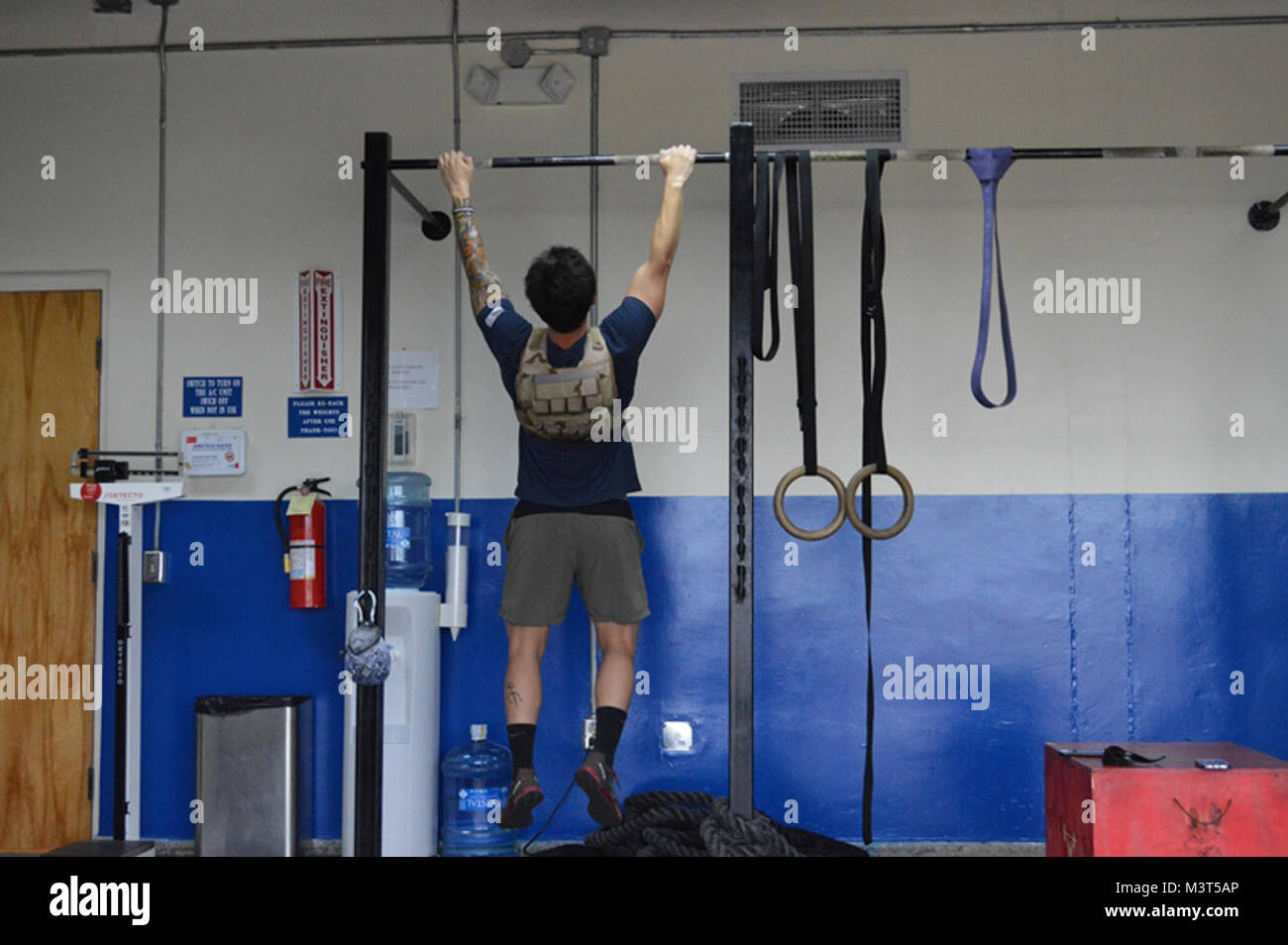 CAMALAPA, El Salvador (31 maggio 2016) - Master-at-Arms 2a classe Christopher Morgan, assegnato alla cooperativa la posizione di sicurezza, non di pull-up durante la partecipazione in un "urph' sfida. La sfida è dedicata al fine Lt. Michael Murphy, U.S. Navy SEAL e Medal of Honor destinatario. Lt. Murphy ha perso la vita durante un funzionamento a sostegno dell'Operazione Enduring Freedom. Il 'Murph' è costituito da un un miglio di corsa, 100 pull-up, 200 push-up, 300 squat e un altro a un miglio a correre mentre indossa una 20 pound vest. (U.S. Navy foto di tecnico dei sistemi informativi aziendali 1a classe Nina Ritchie/RILASCIATO) 160 Foto Stock