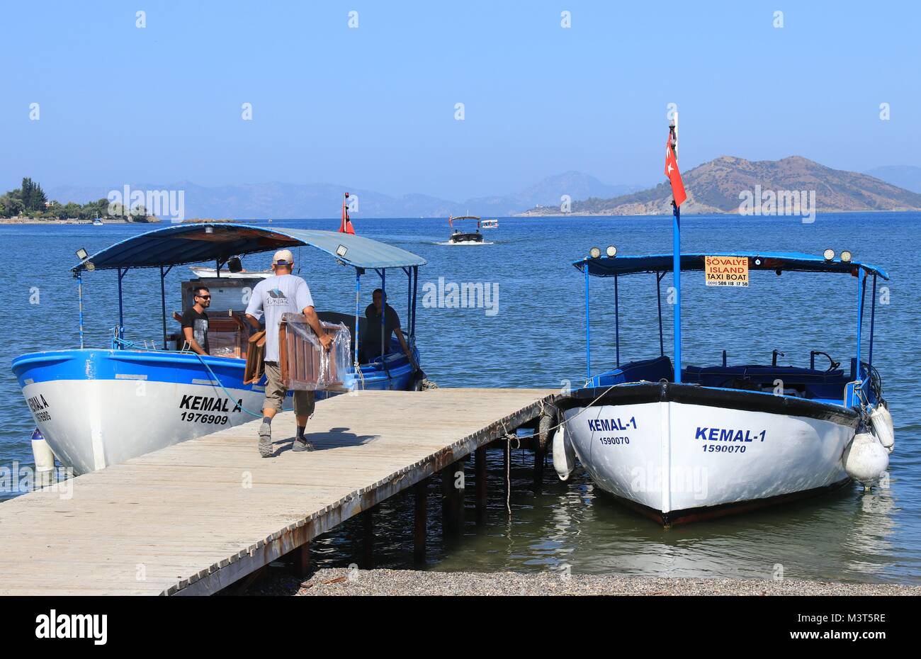 Due barche taxi su un molo al Calis in Turchia Foto Stock