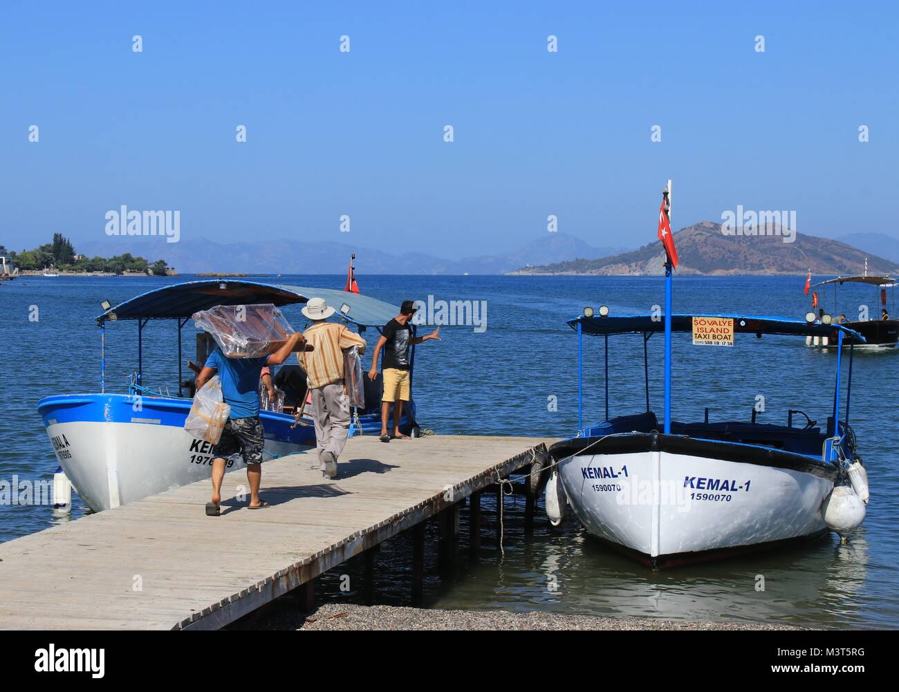 Due barche taxi su un molo al Calis in Turchia Foto Stock