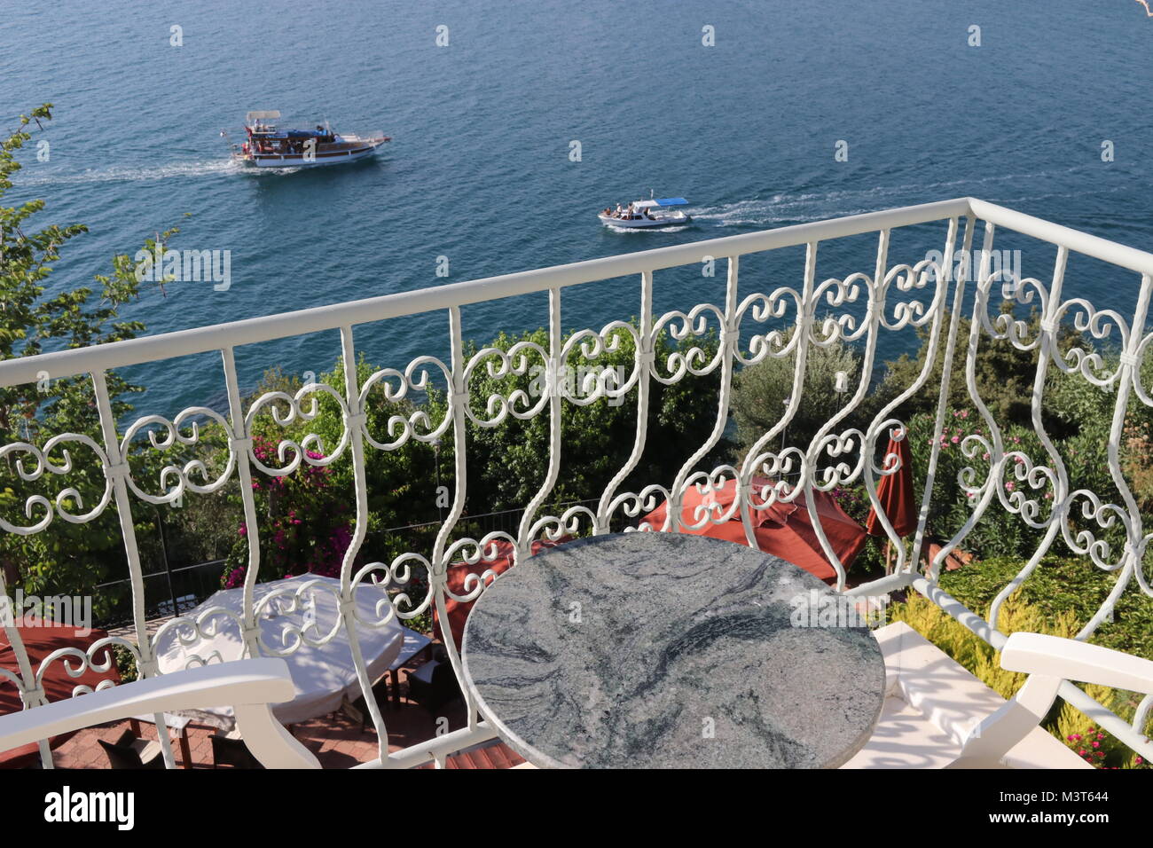 La vista panoramica che guarda verso il mare in fethiye,Turchia da un hotel balcony Foto Stock