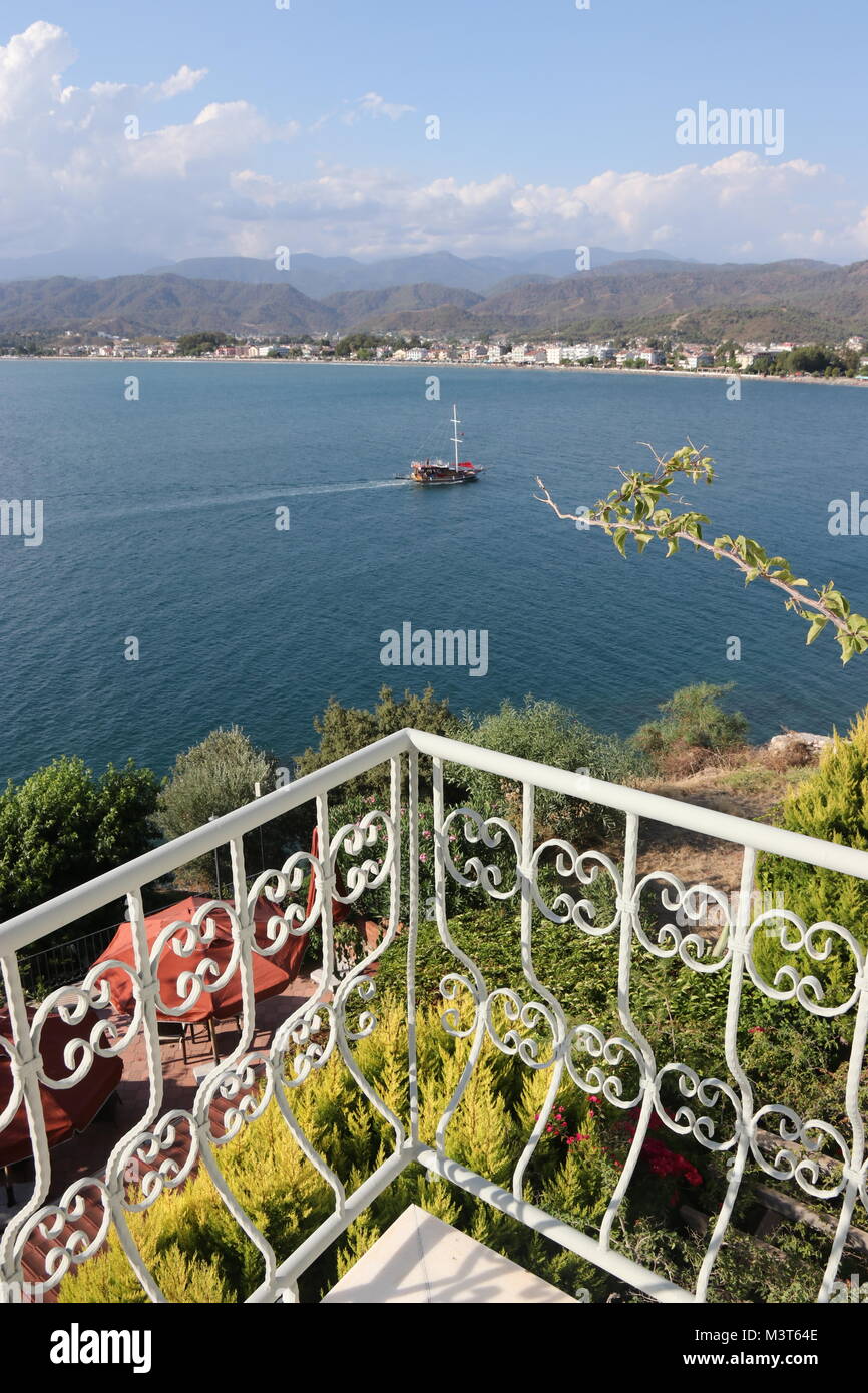 La vista panoramica che guarda verso il mare in fethiye,Turchia da un hotel balcony Foto Stock