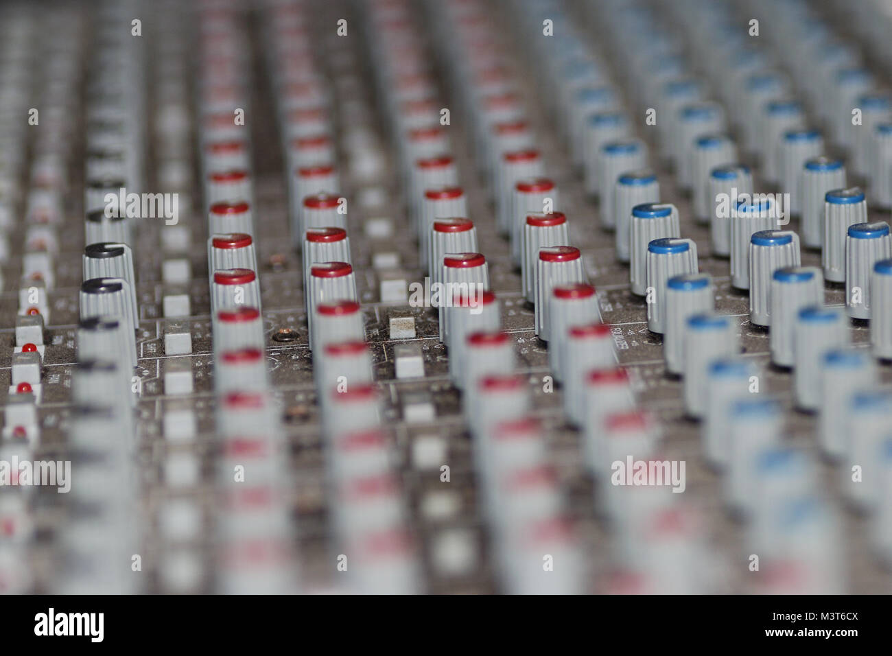 Molti rosso blu nero cursore su una console di mixaggio Foto Stock