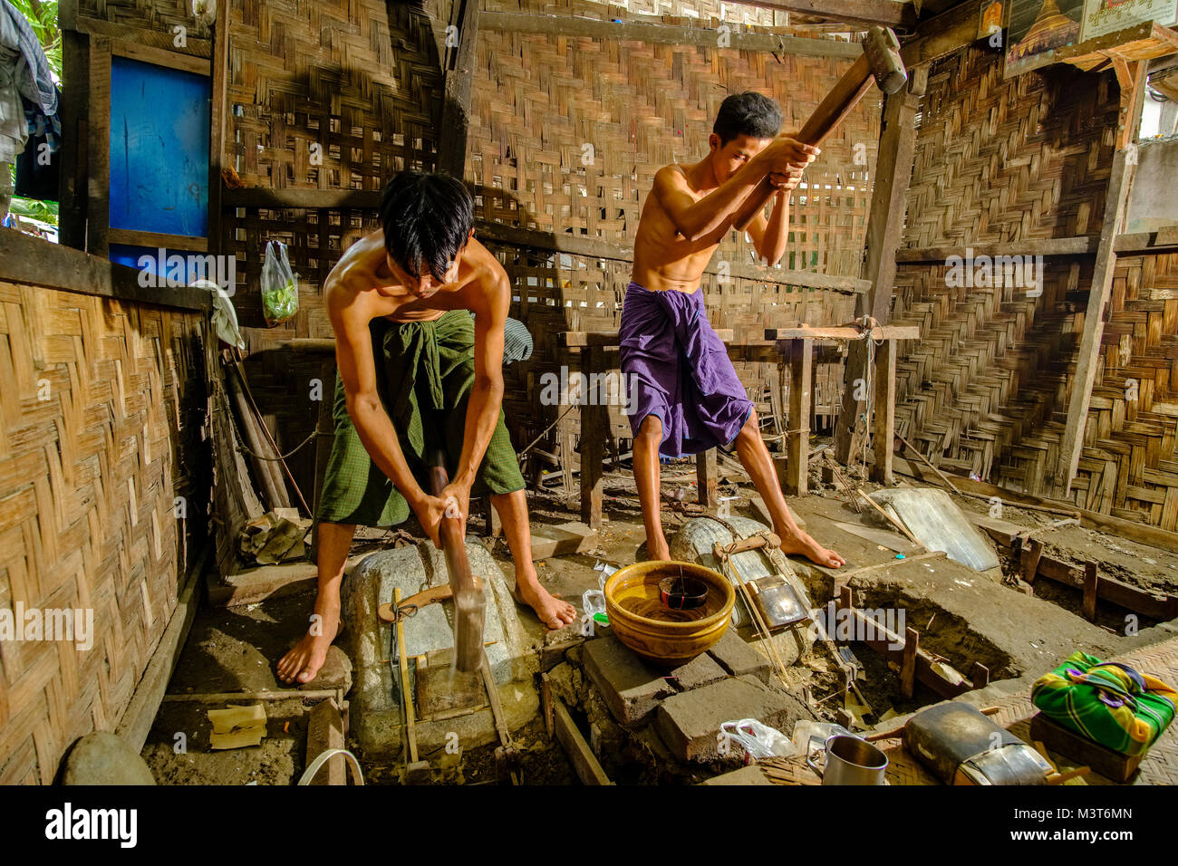 I lavoratori sono battendo gold per i religiosi offerte per strati molto sottili Foto Stock