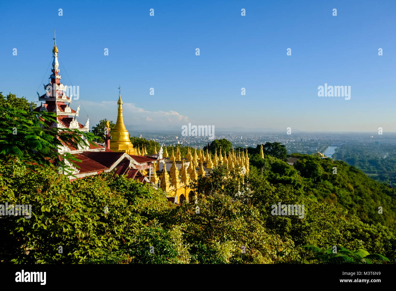 Vista aerea fino alla città dal Sutaungpyei Pagoda in Mandalay Hill Foto Stock