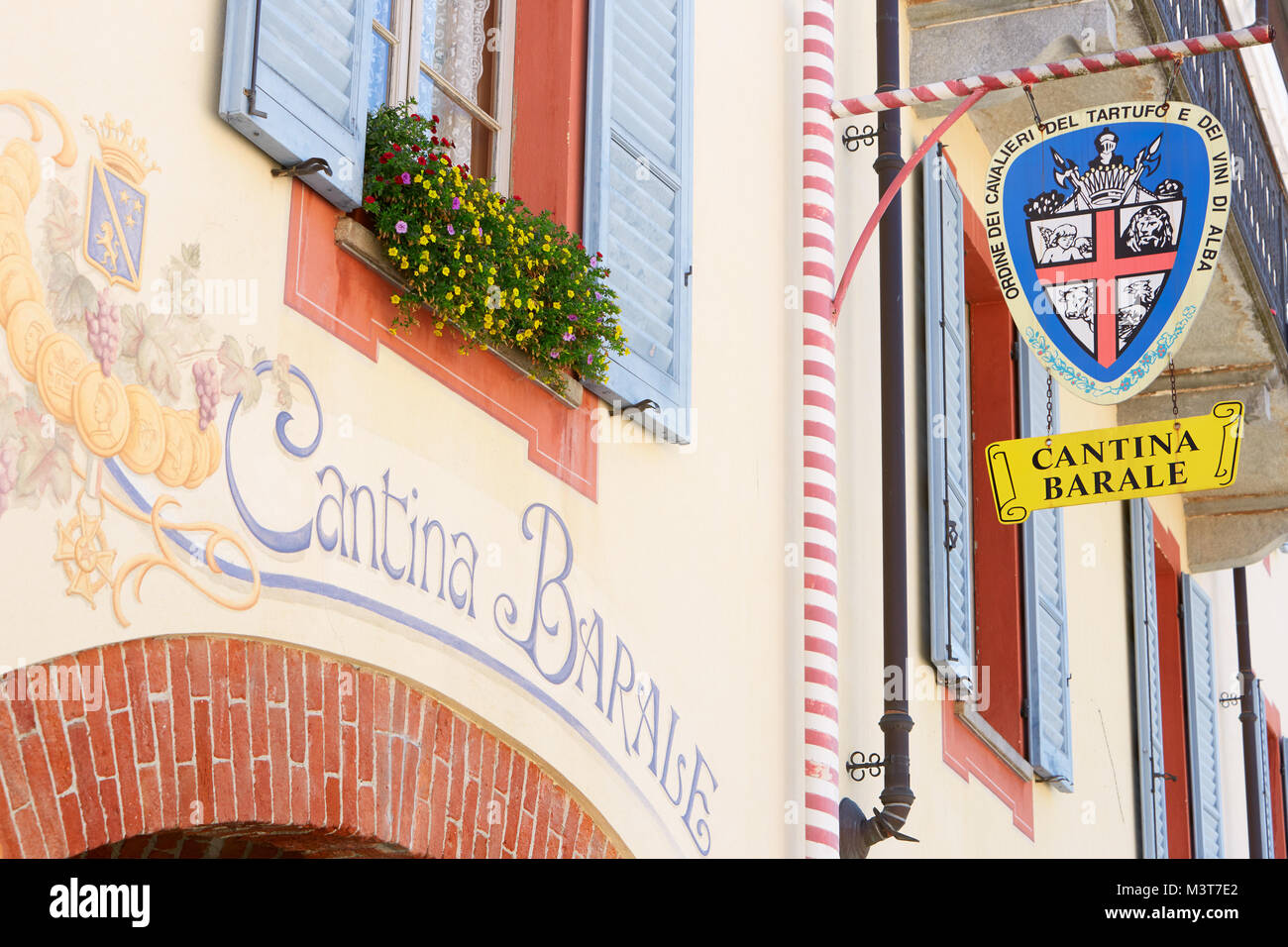 Il logo della cantina Cantina Barale dipinta sulla parete antica e stemma dei Cavalieri del tartufo in Piemonte in Barolo, Italia Foto Stock