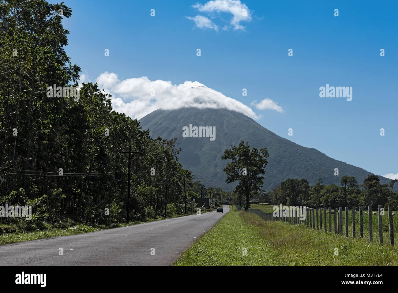 Strada per il vulcano attivo Arenal in Costa Rica Foto Stock