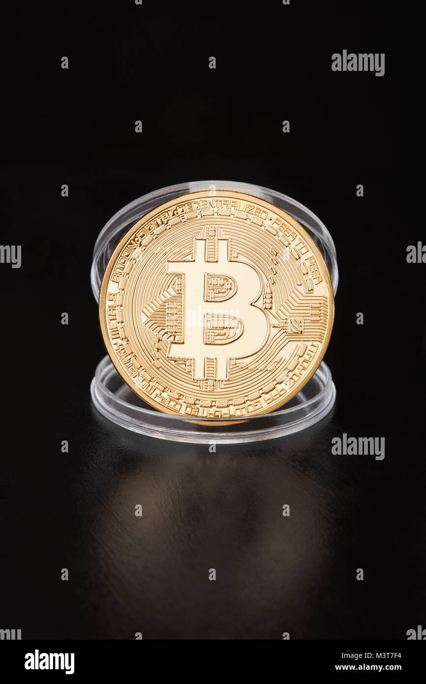 Golden bitcoin in moneta trasparente contenitore sul nero, tracciato di ritaglio Foto Stock