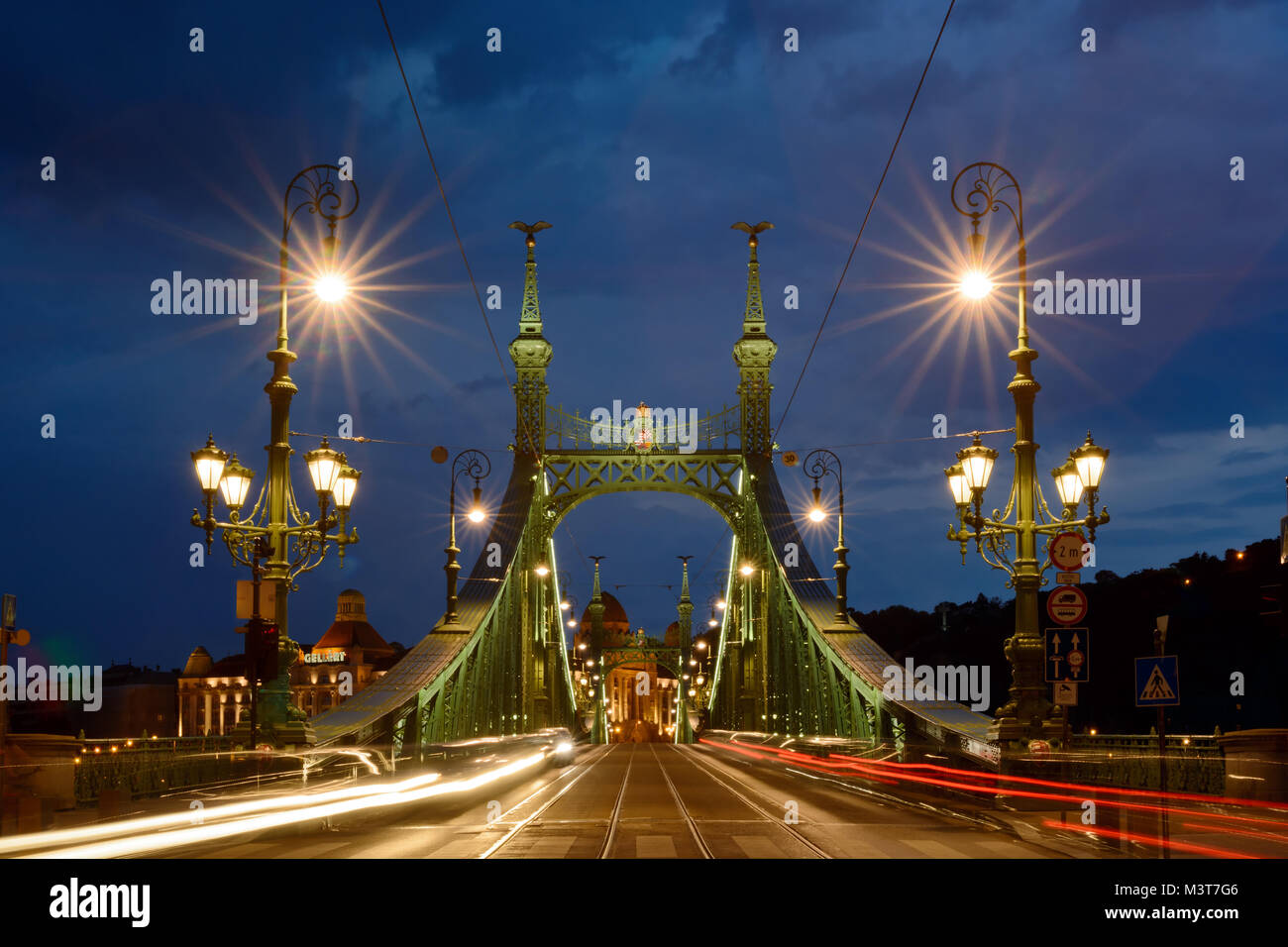 Ponte della Libertà con lanterne splendente e spostando il semaforo in Budapest vista notturna Foto Stock