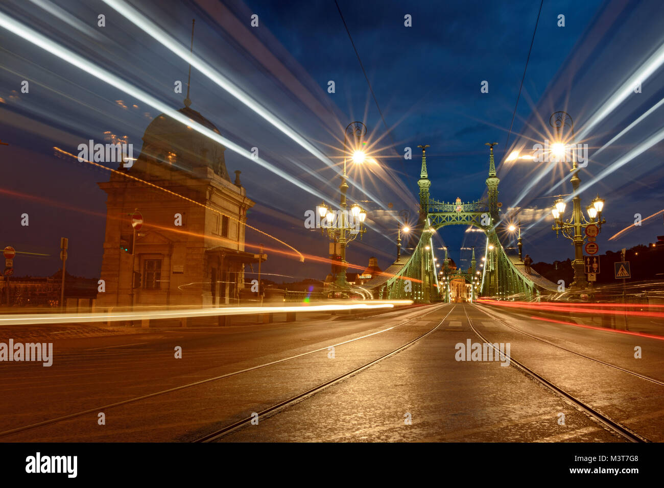 Vista prospettica del semaforo sentieri di notte. Ponte della Libertà, Budapest Foto Stock