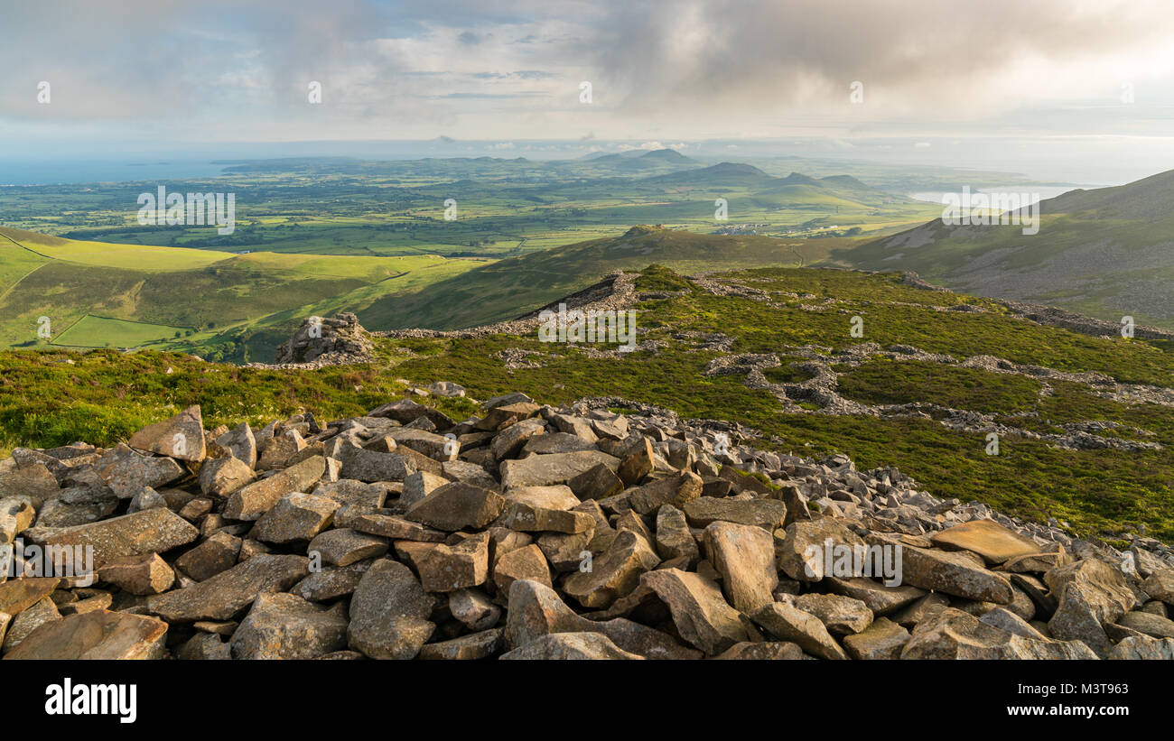 Paesaggio gallese sulla penisola di Llyn - vista da tre'r Ceiri verso Porth Y Nant, vicino Trefor, Gwynedd, Wales, Regno Unito Foto Stock