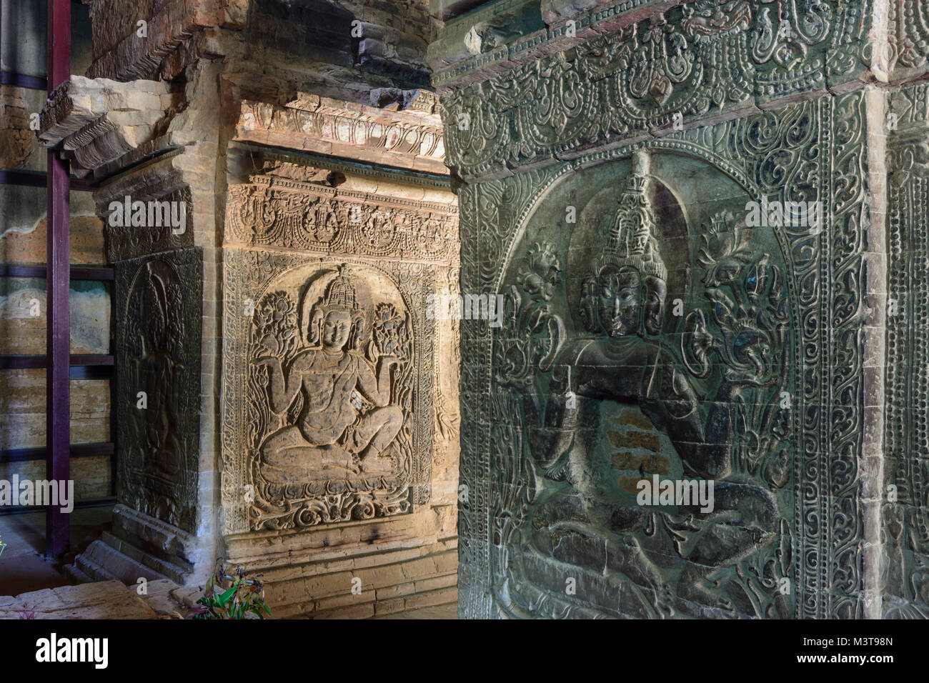 Bagan: Tempio Nanpaya, intricate sculture di Brahma, , Mandalay Regione, Myanmar (Birmania) Foto Stock