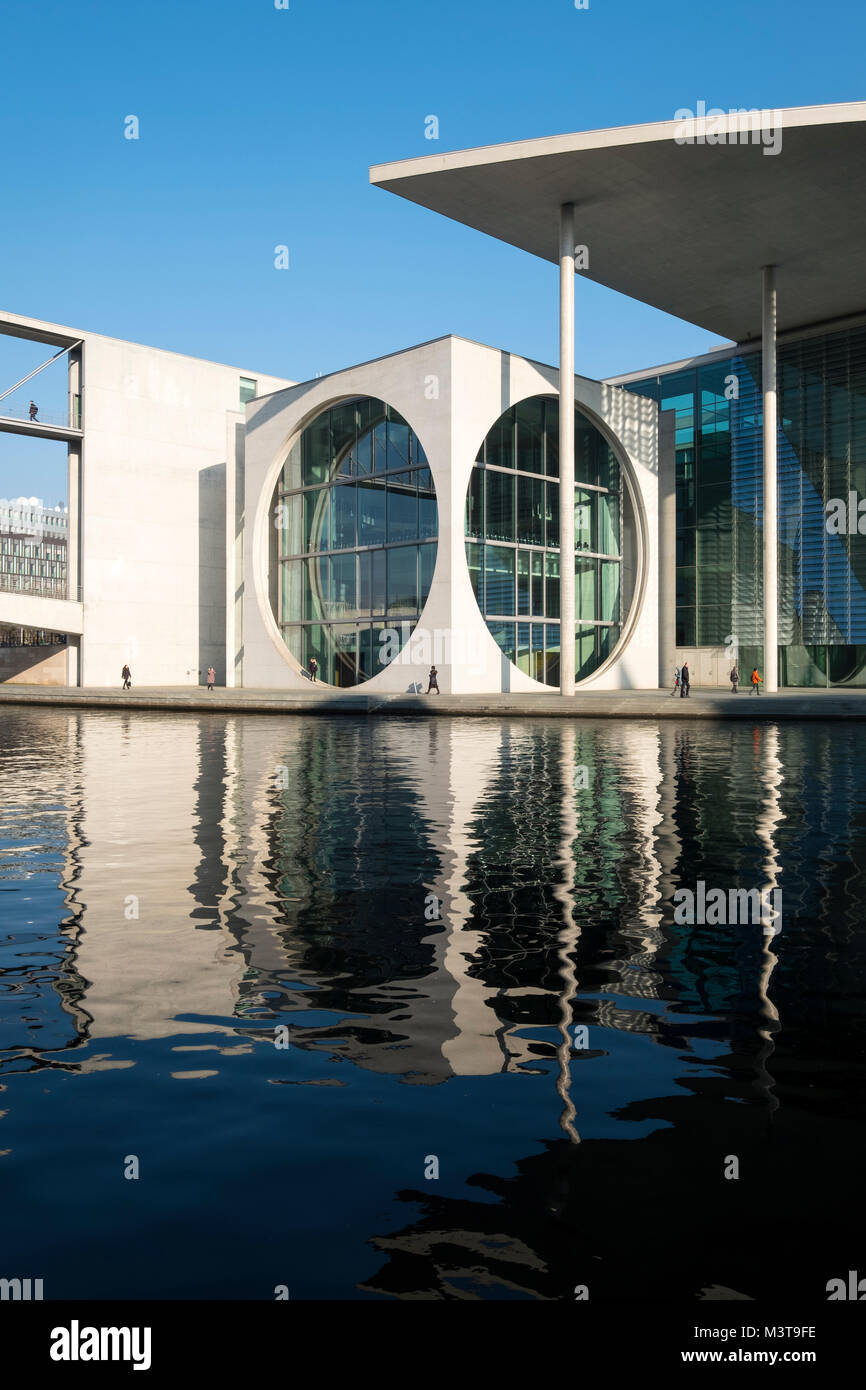 Vista esterna di moderni edifici governativi Marie-Elisabeth-Luders-Haus sul fiume Sprea nel centro di Berlino, Germania Foto Stock