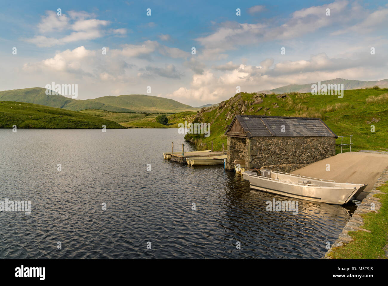 Barche, casa di Llyn y Dywarchen vicino Rhyd Ddu in Gwynedd, Wales, Regno Unito - con Mount Snowdon in background Foto Stock