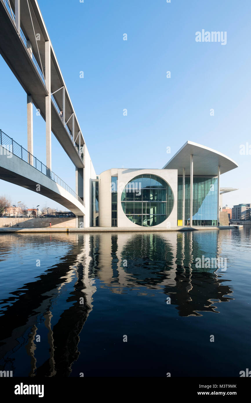 Vista esterna di moderni edifici governativi Marie-Elisabeth-Luders-Haus sul fiume Sprea nel centro di Berlino, Germania Foto Stock