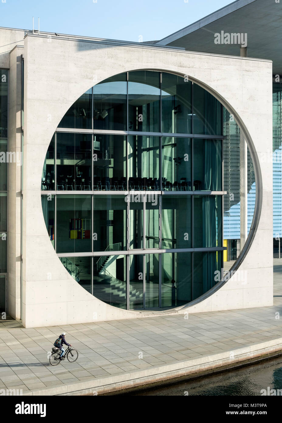 Vista esterna di moderni edifici governativi Marie-Elisabeth-Luders-Haus sul fiume Sprea nel centro di Berlino, Germania Foto Stock