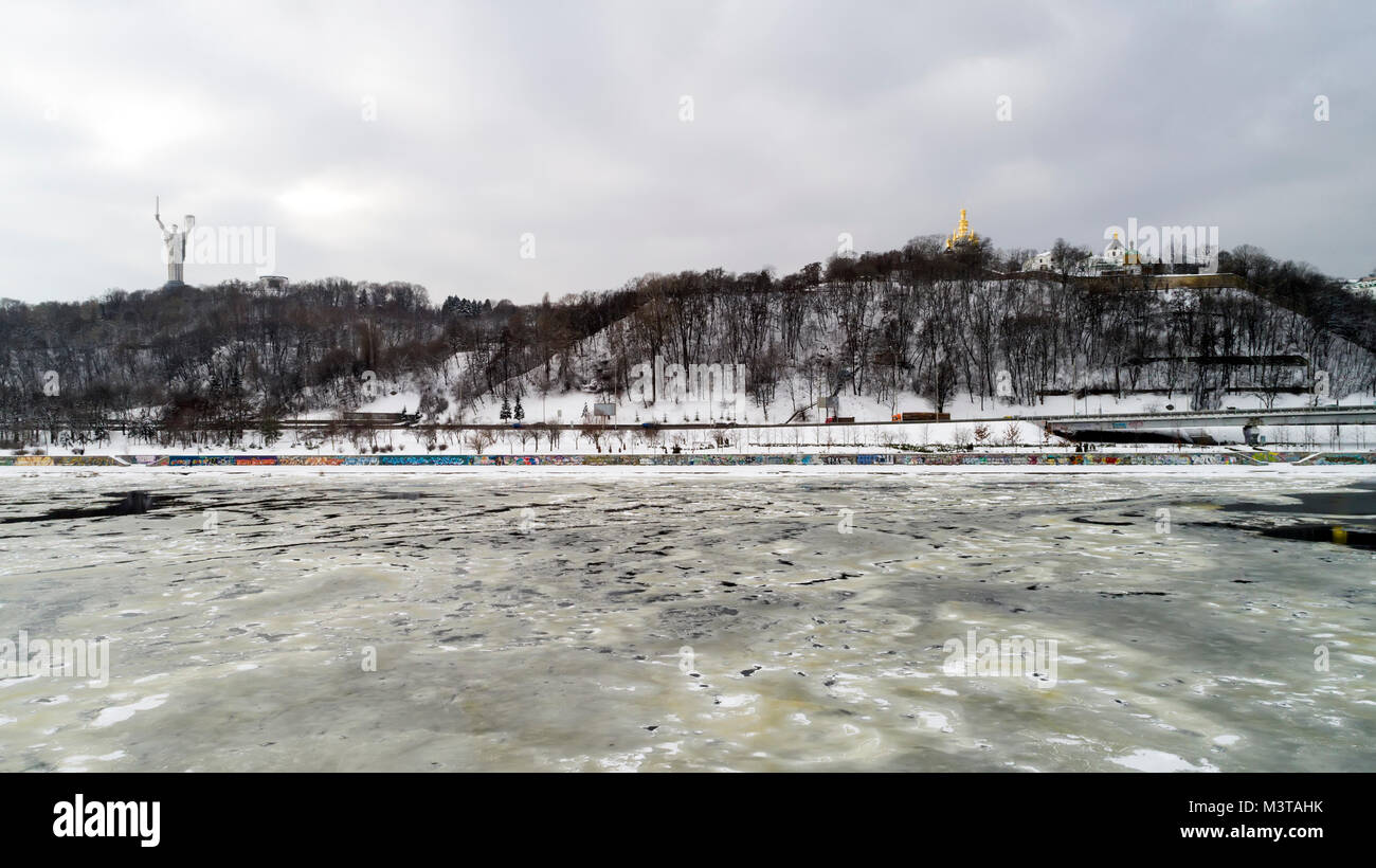 Vista aerea alla Kiev-Pechersk Lavra e patria monumento in inverno Foto Stock