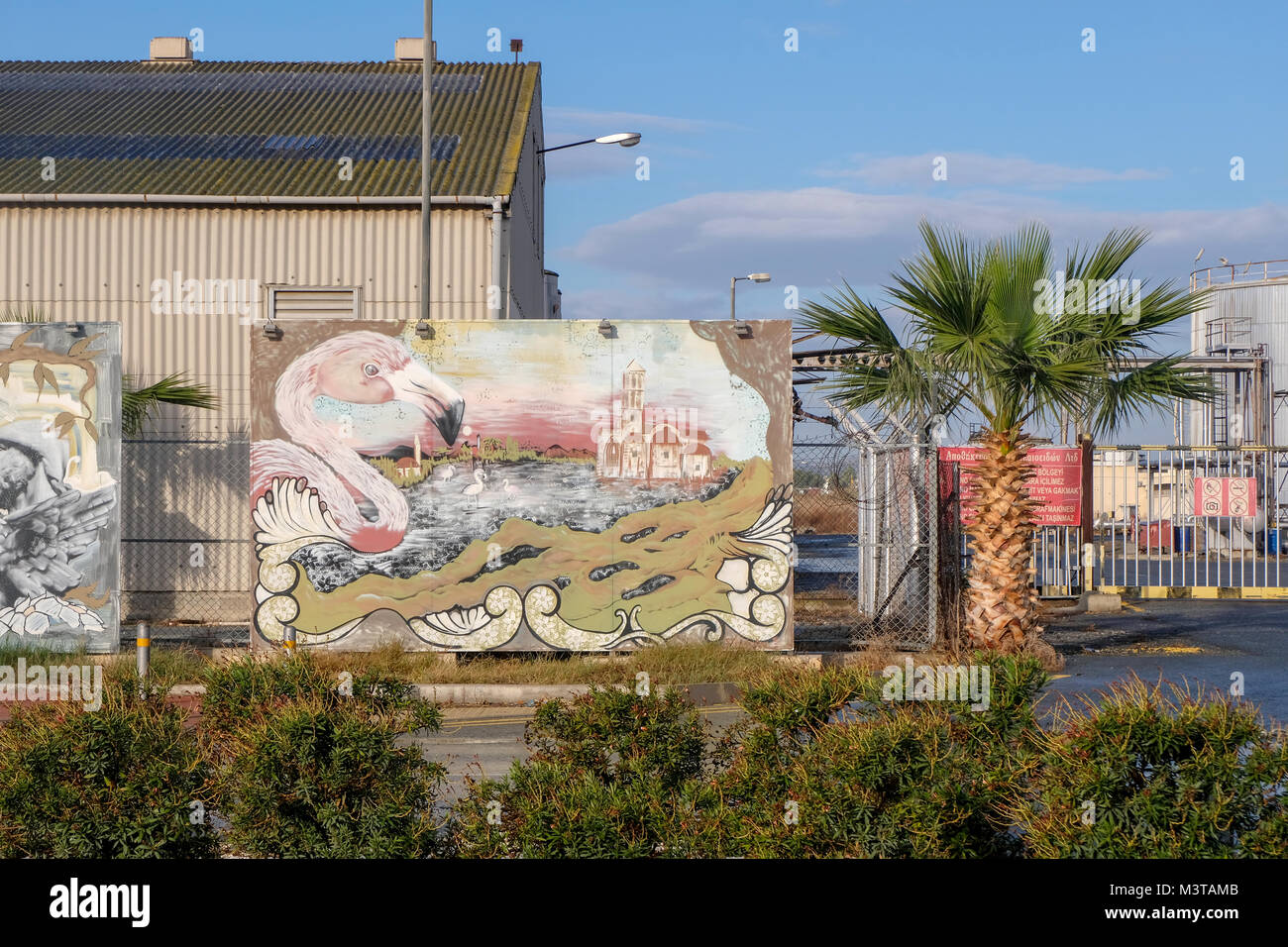 Larnaca, Cipro, 3 gennaio 2018: colorati graffiti sulle strade di Larnaca raffiguranti le principali attrazioni della città: i fenicotteri e San Lazzaro Chiesa Foto Stock