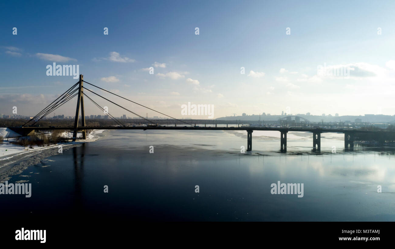 Paesaggio con Mosca di sospensione ponte attraverso il fiume Dnieper, Obolon, Kiev, Ucraina Foto Stock