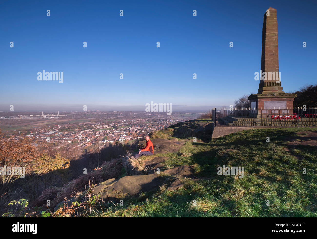 Walker guardando fuori da Mersey vista sulla collina di Frodsham, Cheshire, Inghilterra, Regno Unito modello rilasciato Foto Stock