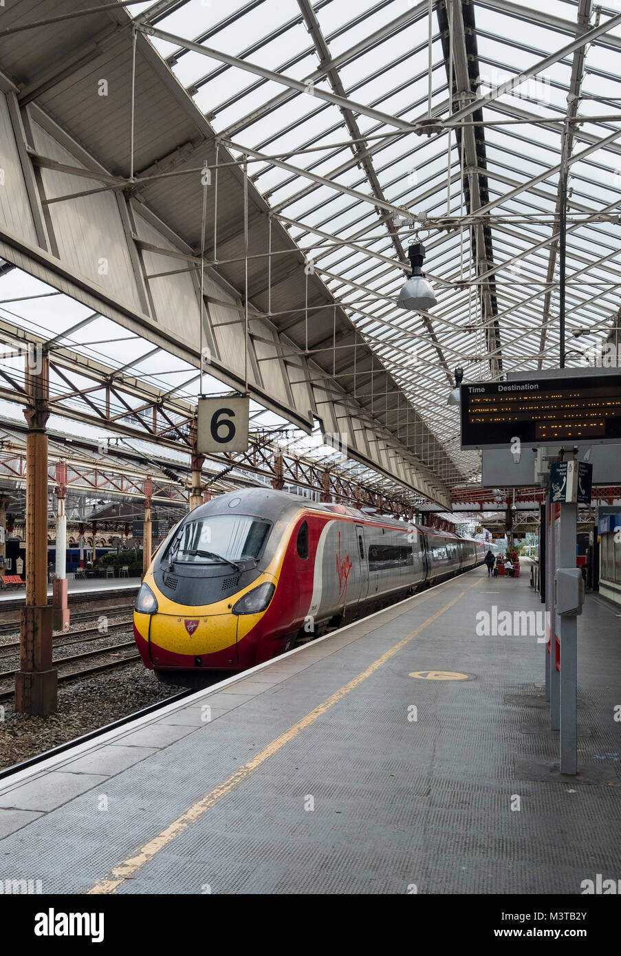 Vergine di un treno ad alta velocità presso la stazione di Crewe, Crewe, Cheshire, Inghilterra, Regno Unito Foto Stock