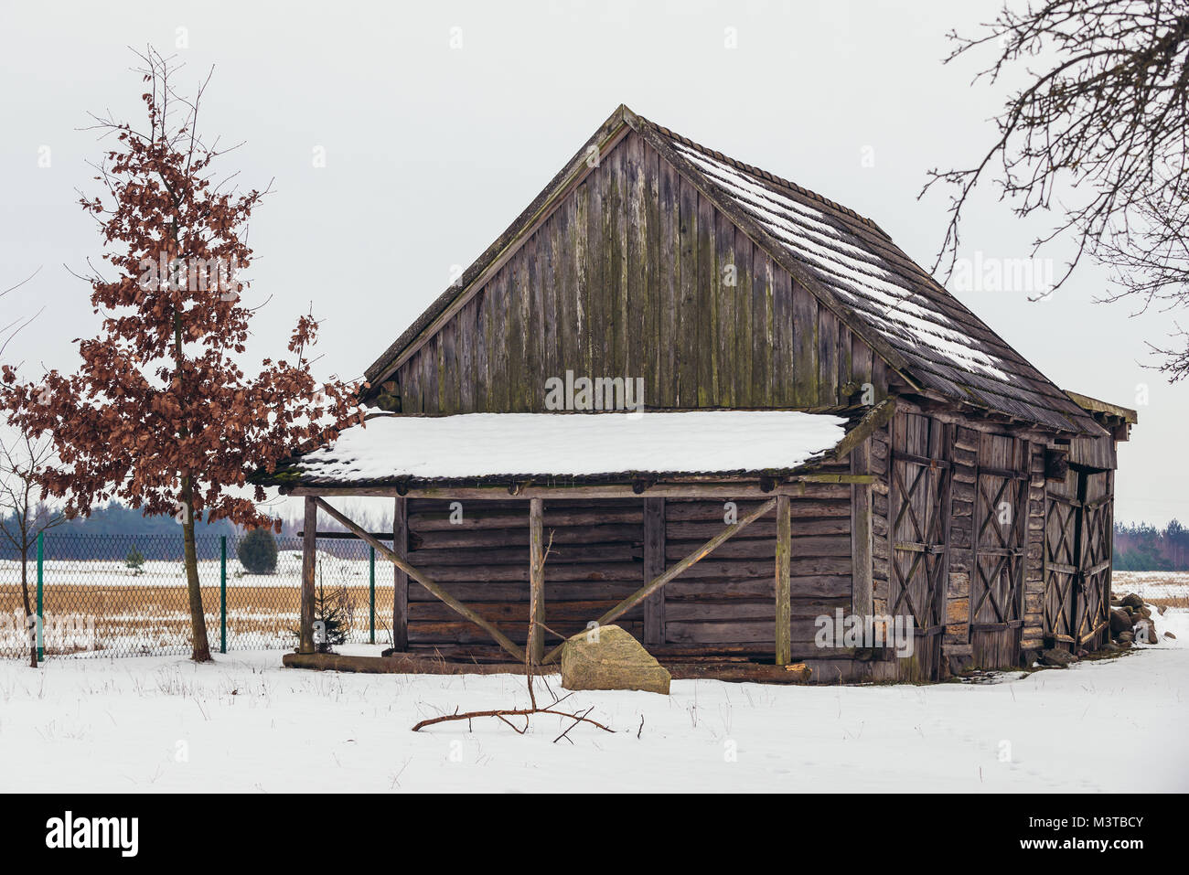 Il vecchio fienile in Soce villaggio sulla cosiddetta Terra di ante aperte del sentiero, famoso per la sua architettura tradizionale nel Voivodato Podlaskie di Polonia Foto Stock