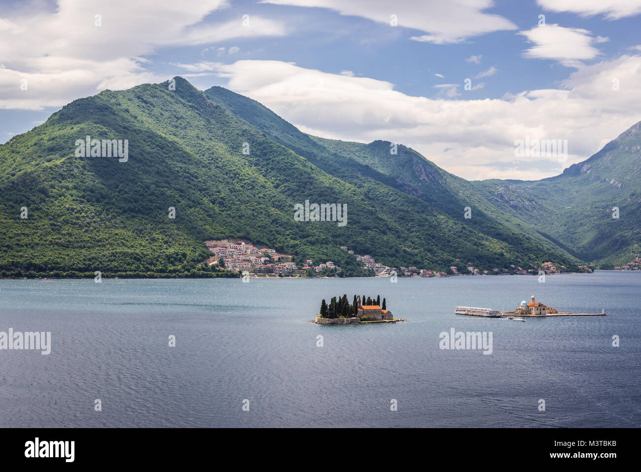 Vista da Perast città sull isola di San Giorgio e la Madonna delle rocce isola nella Baia di Kotor, Montenegro Foto Stock