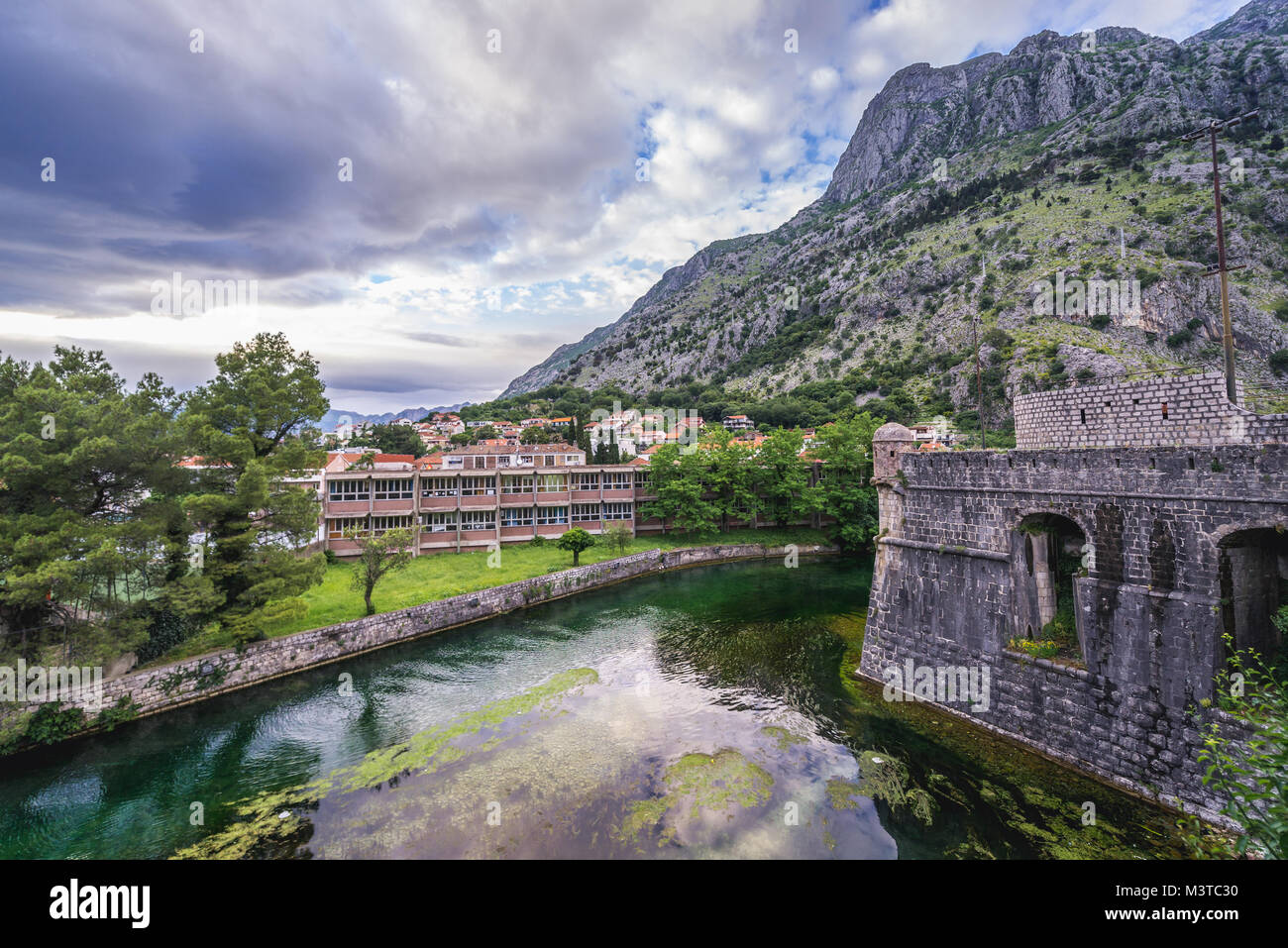 Bembo bastioni e mura della vecchia città di Kotor città costiera, situata nella Baia di Kotor del Mare Adriatico, Montenegro Foto Stock